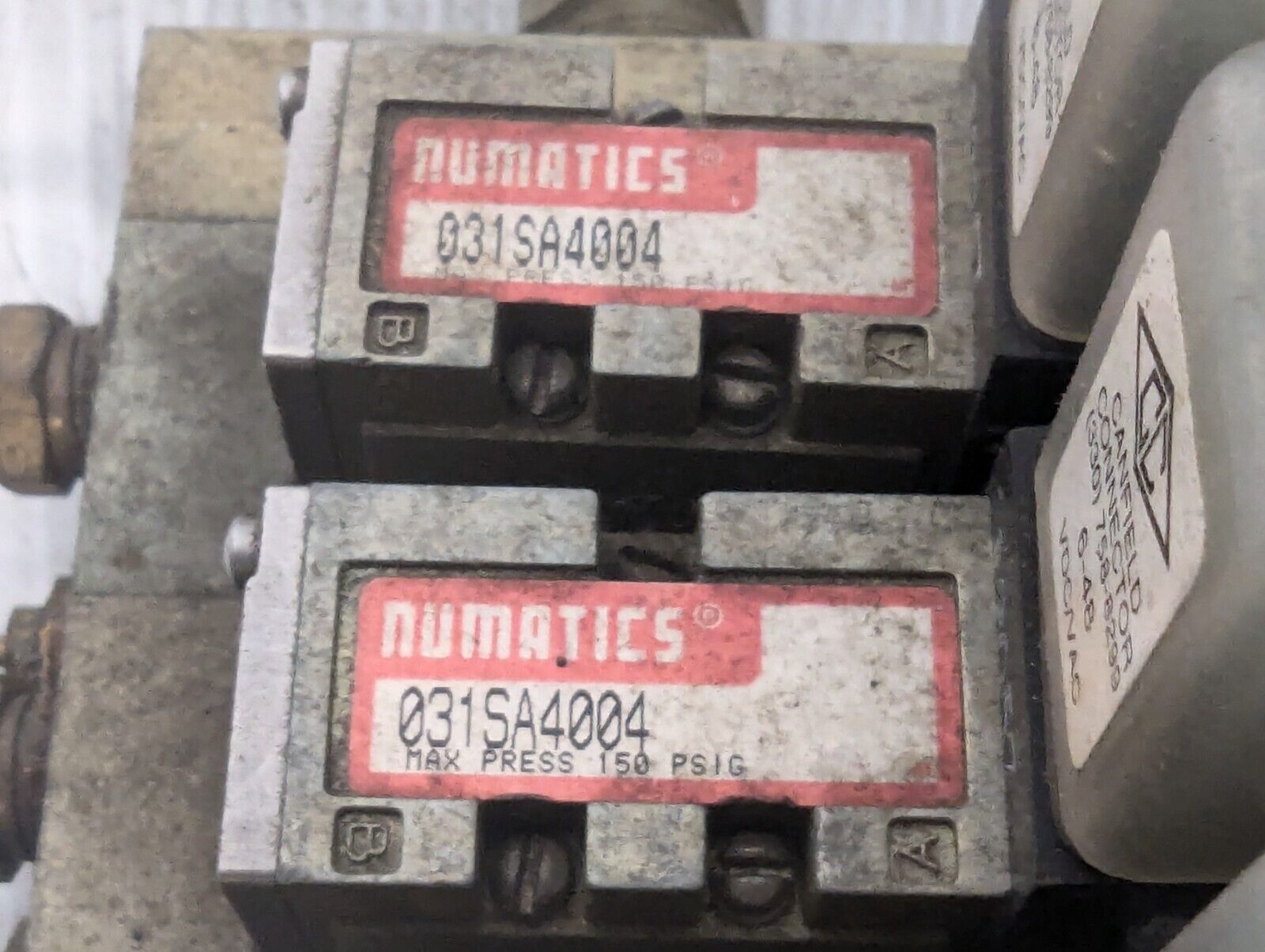 Numatics Valve Assembly w/ (1) 031SA400E, (2) 031SS4002, (2) 031SA4004 &Manifold