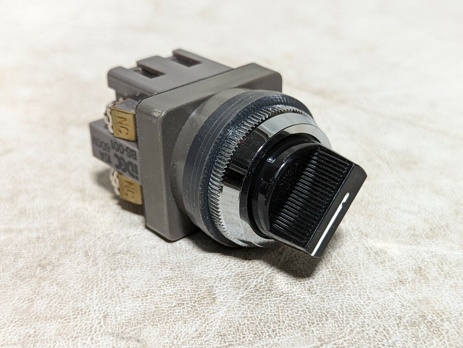 iDec BS-001, 10A, 600V contact block with black indicator switch
