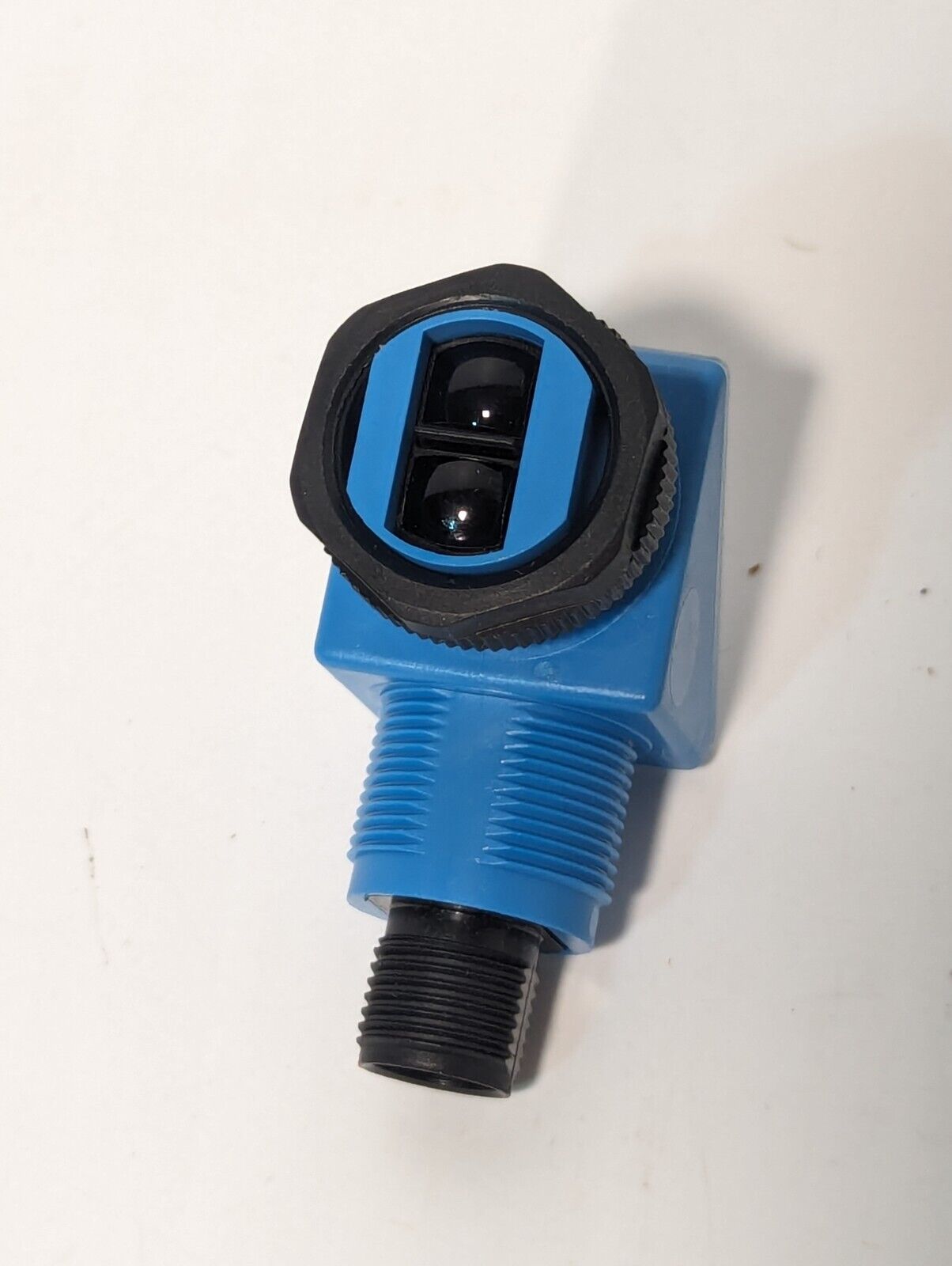 Sick ET3-P5728, 1047939 sensor, PNP LO M12 W/health, 10-30VDC - Free Shipping