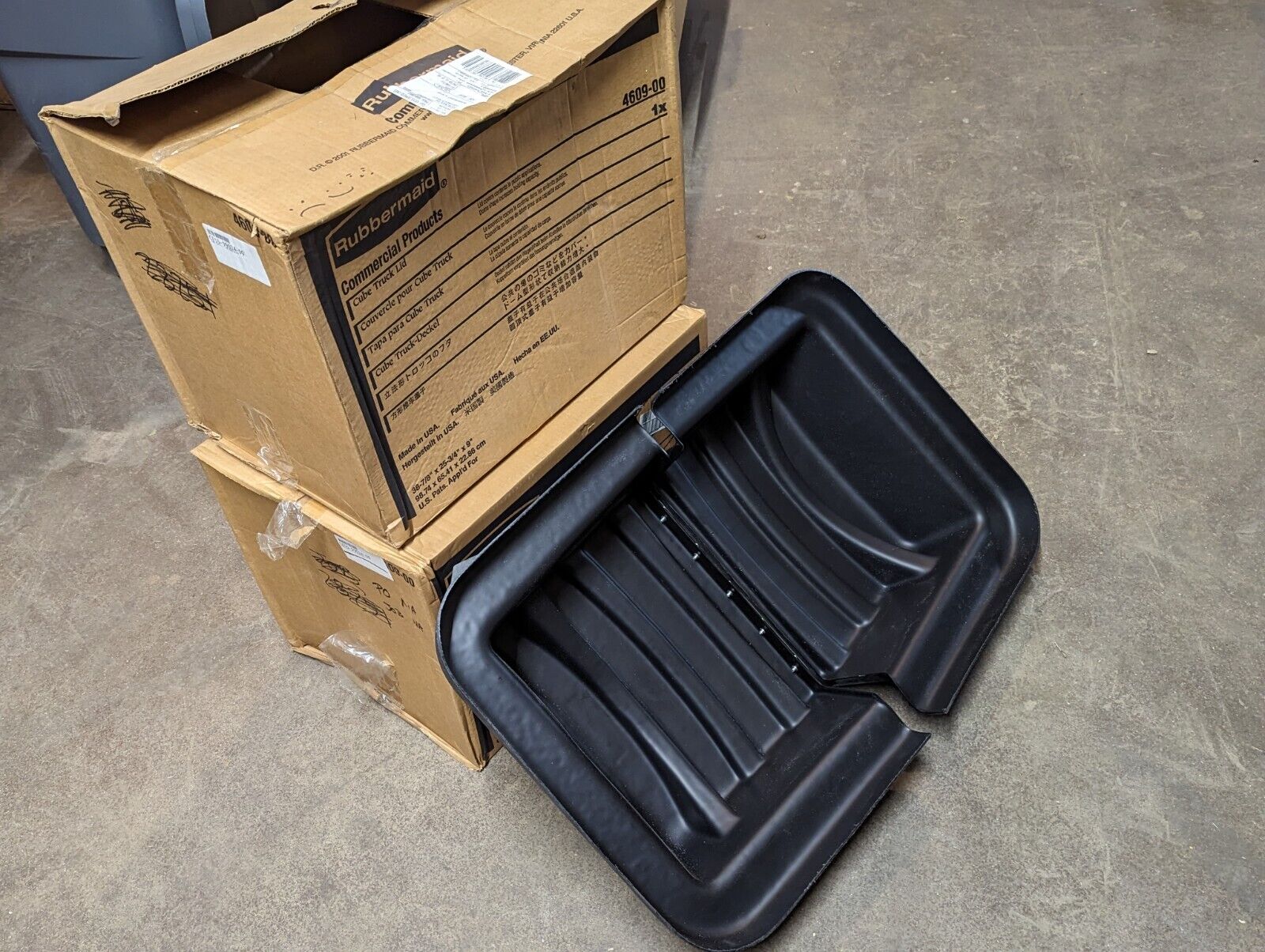 Rubbermaid cube truck lid, black, FG460900BLA