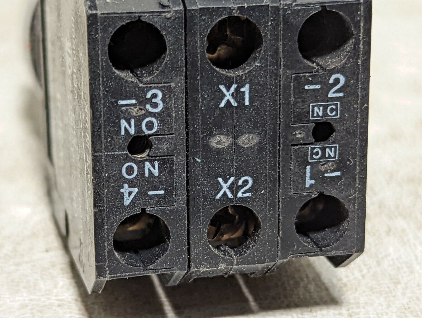 Micro Switch PW3CD contact block with gray pushbutton switch, 6A, 110/120V