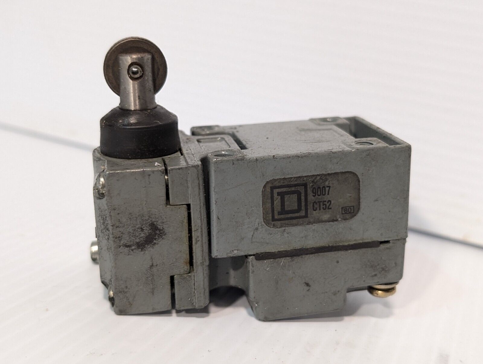 Square D 9007C54B2Y2051 Limit Switch with another 9007C54B2 part