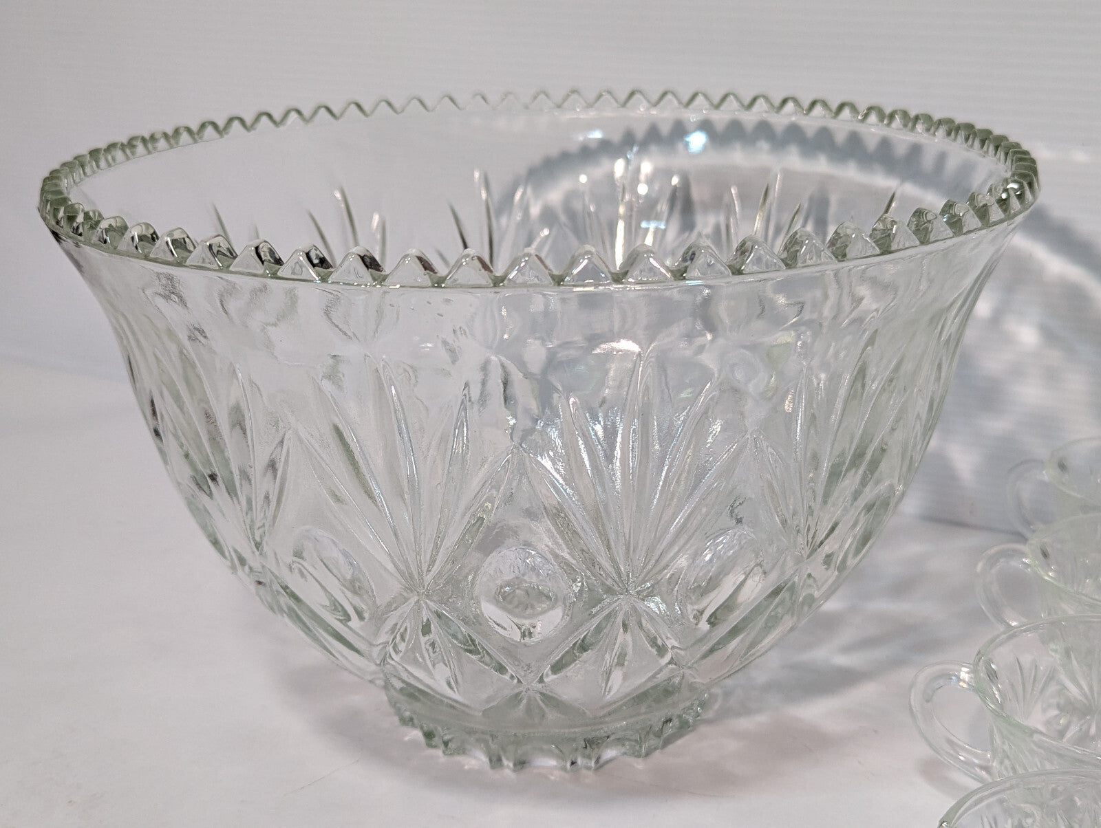 Vintage 14 Piece Crystal Clear Glass Star Scallop Party Punch Bowl Ladel Cup Set