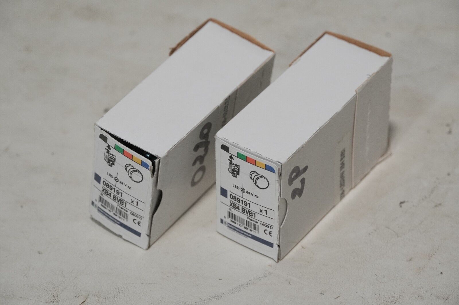 Telemecanique 089191, XB4 BVB1, white pushbutton