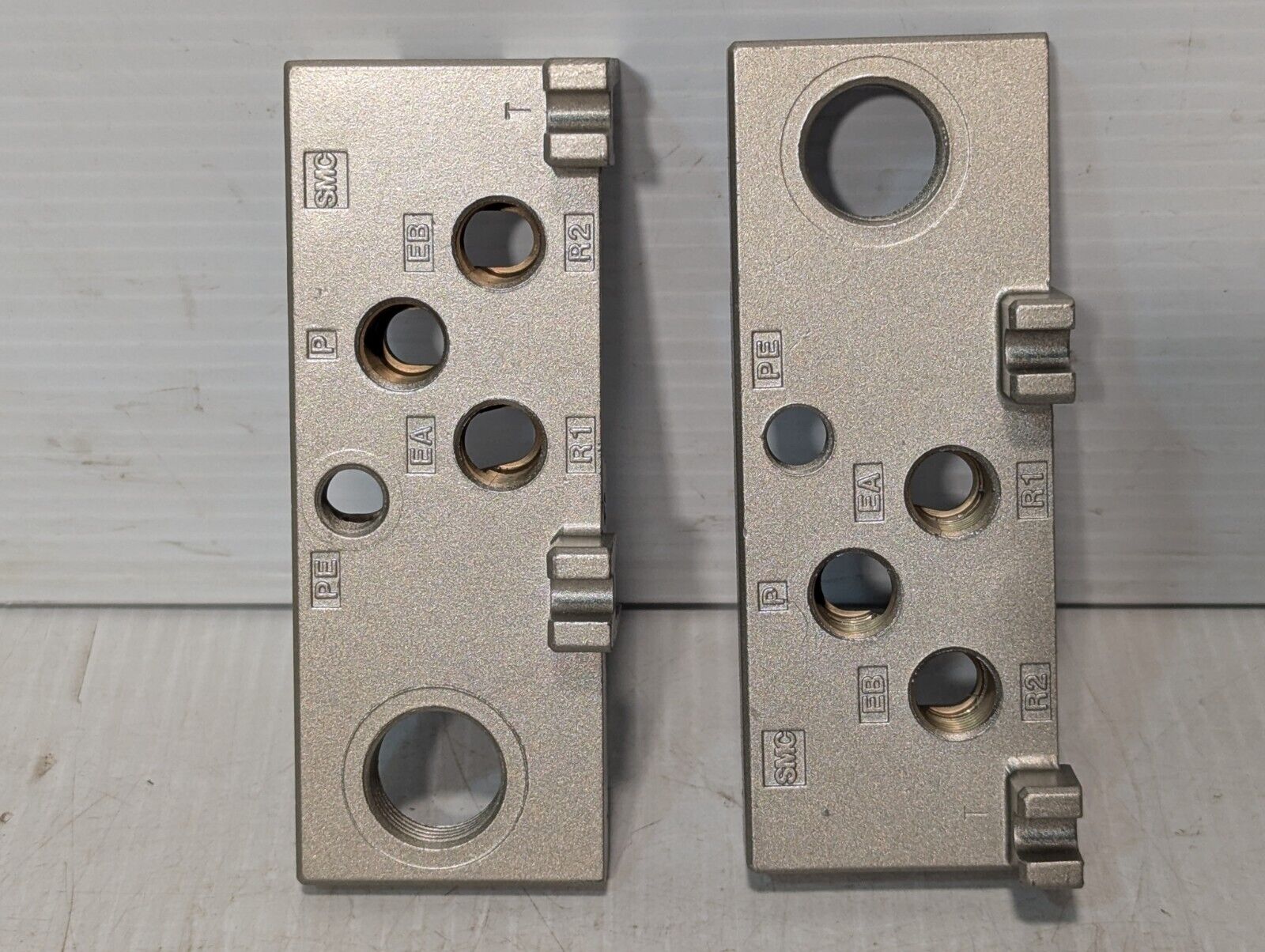 SMC ME202LR Manifold End Plate Assembly - Free Shipping