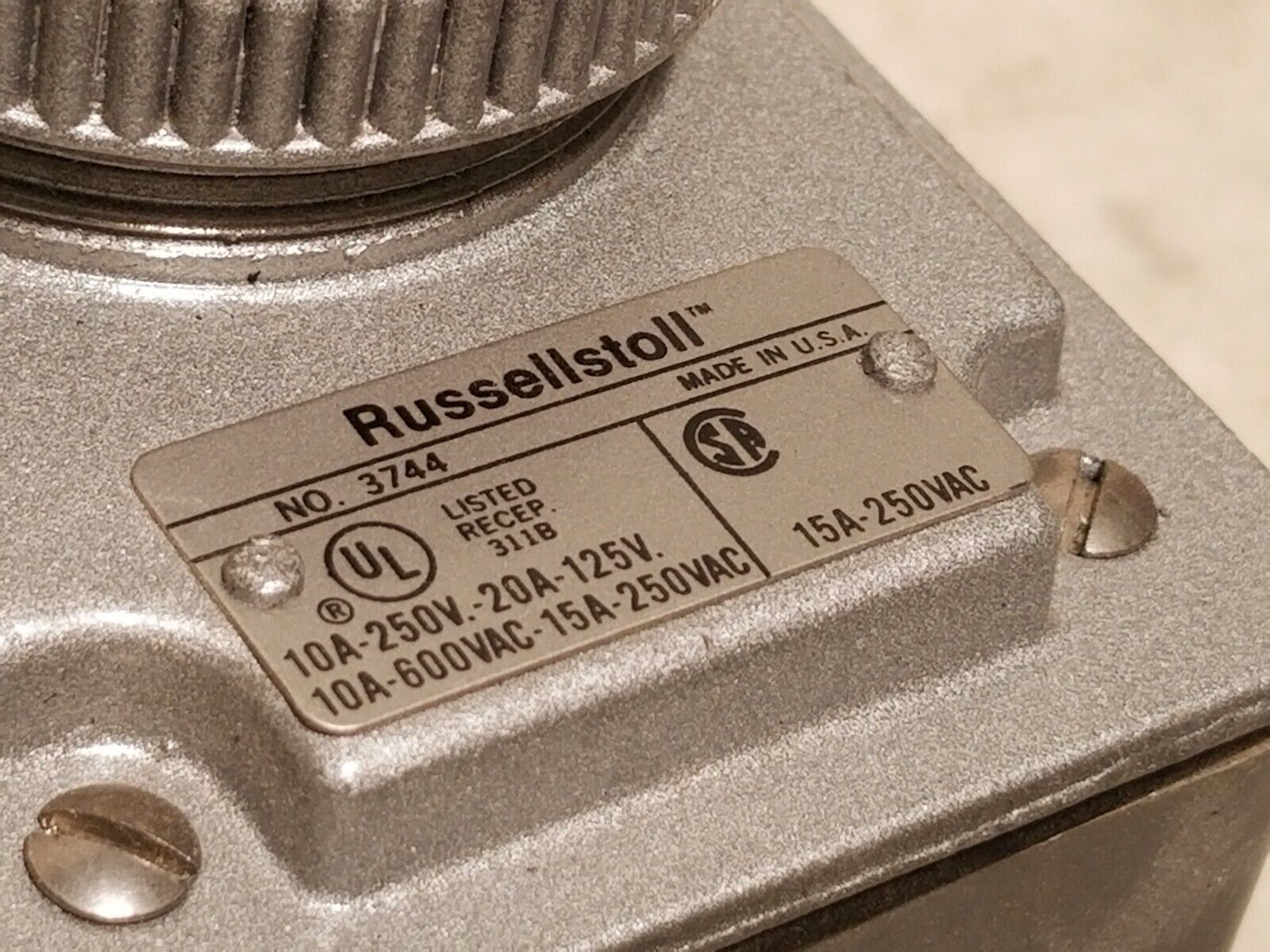 Russellstoll 3744 receptacle, 10A@250V, 20A@125V, 10A@600VAC, 15A@250VAC, 3 pole