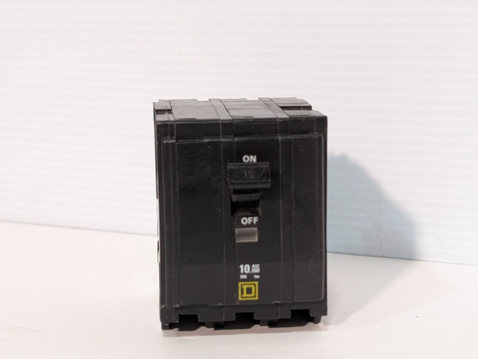 Square D QO315 Molded Case Circuit Breaker, 15A, 240V, 3-Pole, 3-Phase, Plug-In