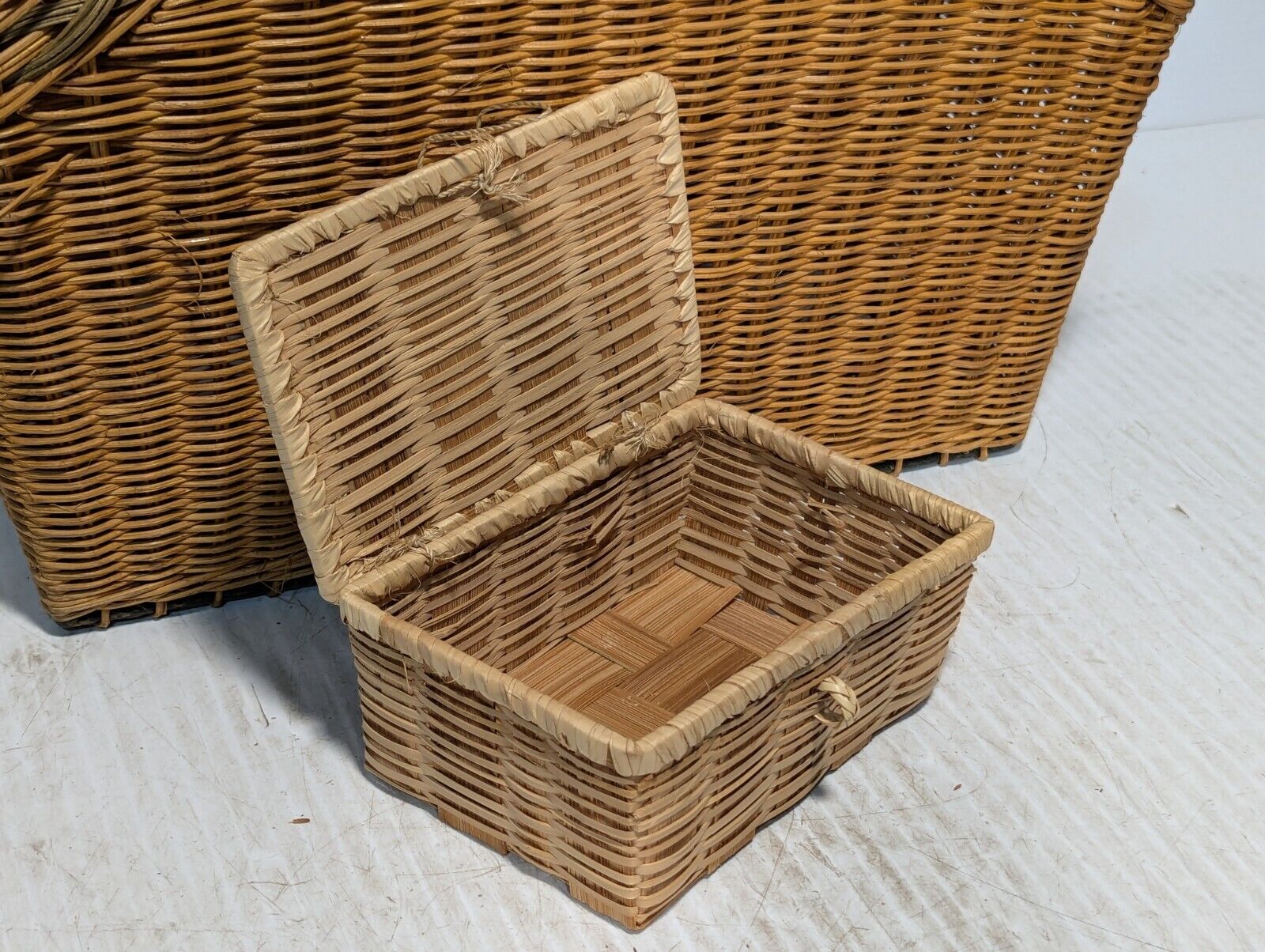 Vintage Huntsman Picnic Basket, Comes With 4 Accessory Baskets - Free Shipping