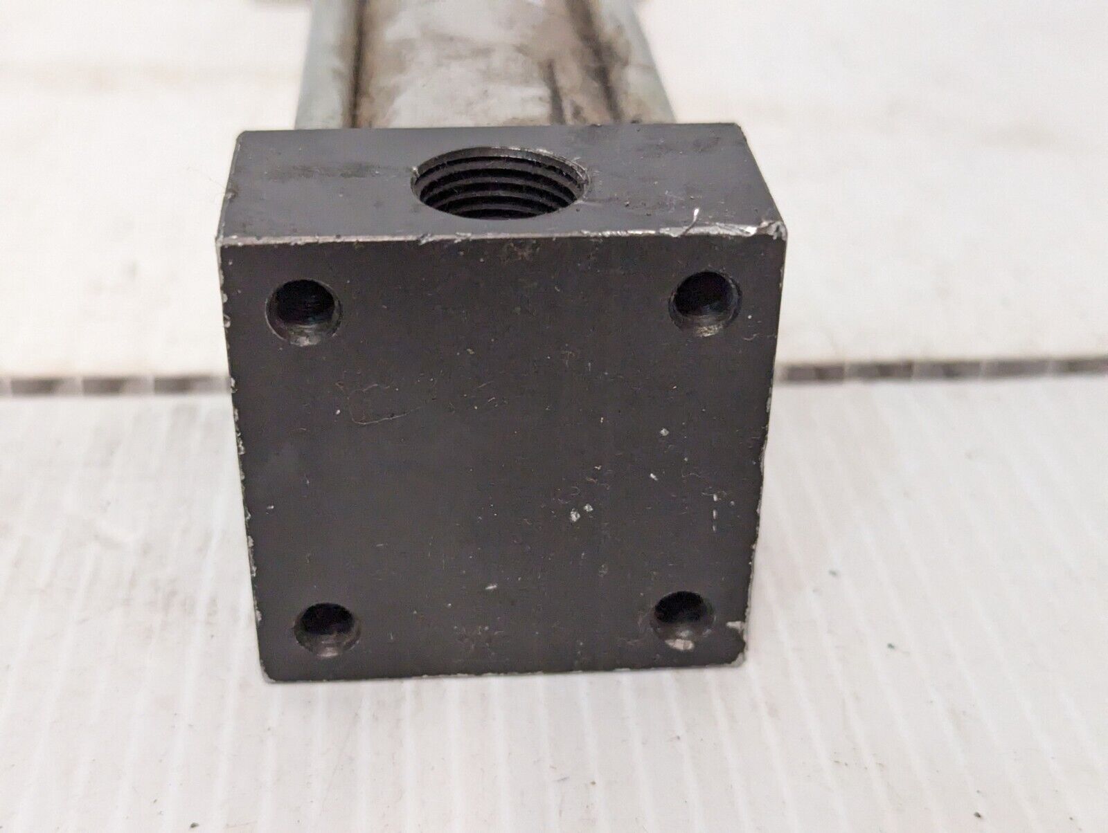 Unidentified 9" Hydraulic Cylinder+Returns