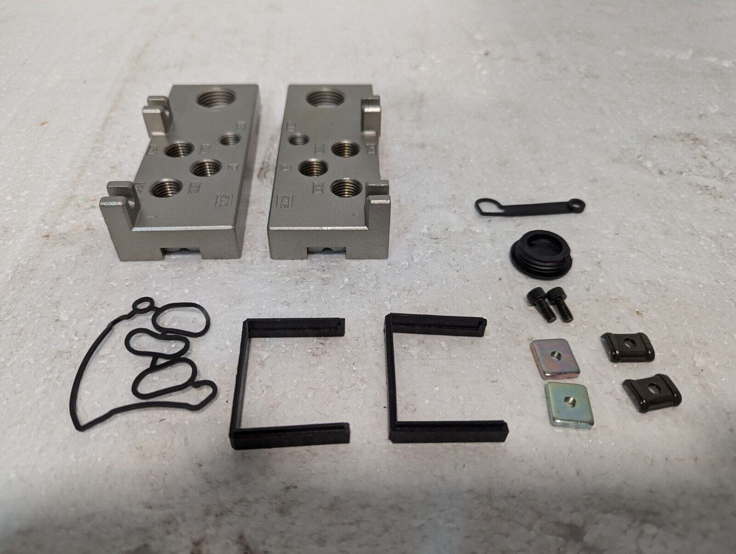 SMC Pneumatics ME202LR Manifold End Plate Kit NVSP4016 - Free Shipping