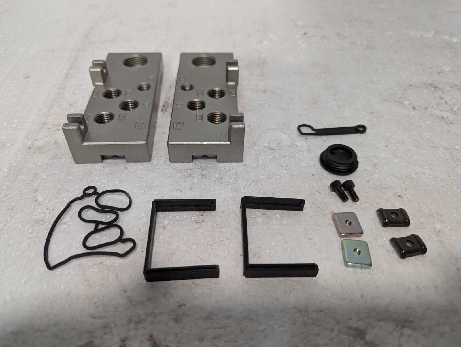 SMC Pneumatics ME202LR Manifold End Plate Kit NVSP4016 - Free Shipping