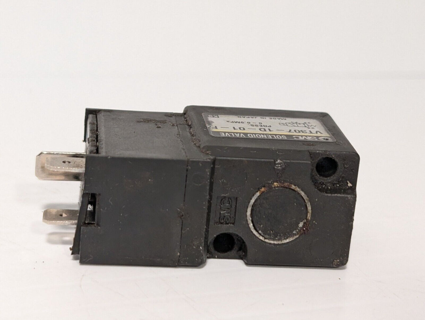 SMC VT307-1D-01-F Solenoid Valve Coil, 2 Bolt, 26V, 100VAC 50/60Hz, DC21-26V