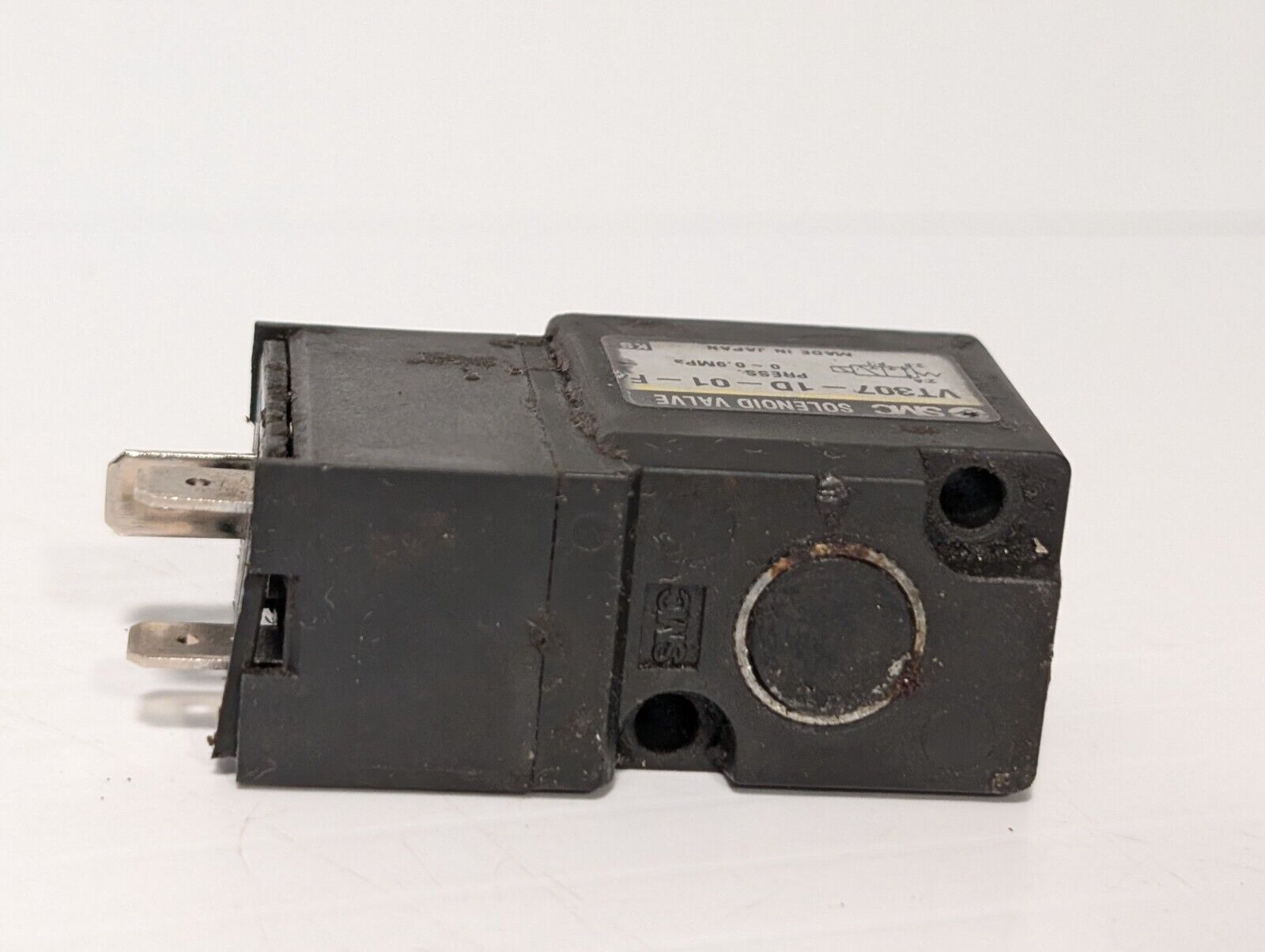SMC VT307-1D-01-F Solenoid Valve Coil, 2 Bolt, 26V, 100VAC 50/60Hz, DC21-26V