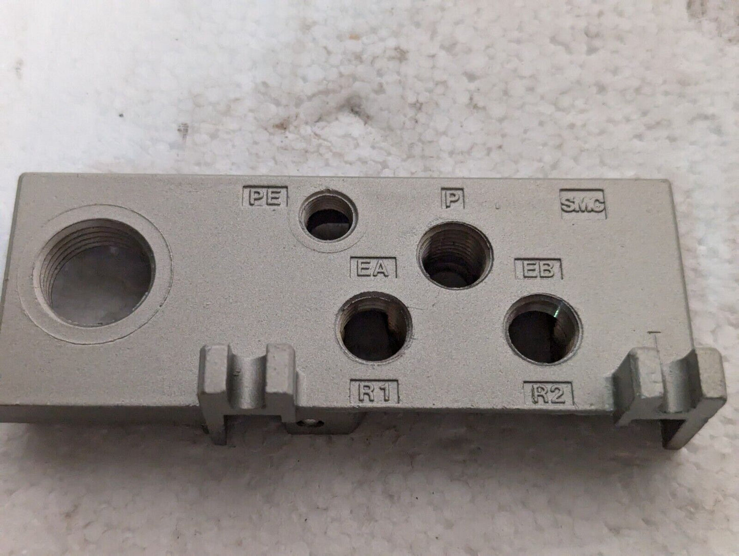 SMC Pneumatics ME202LR Manifold End Plate Kit NVSP4016 - Free Shipping