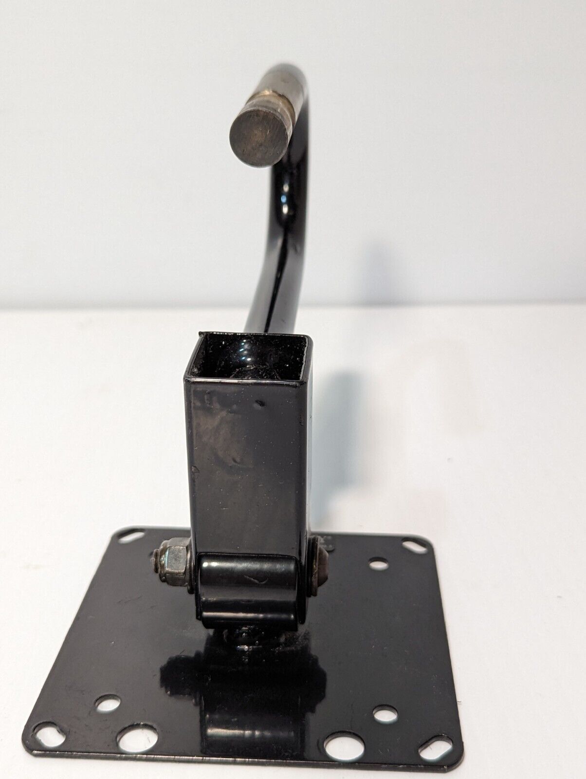 Lucasey LCIL200 hook mount for up to 32" flat panel screens - Free Shipping