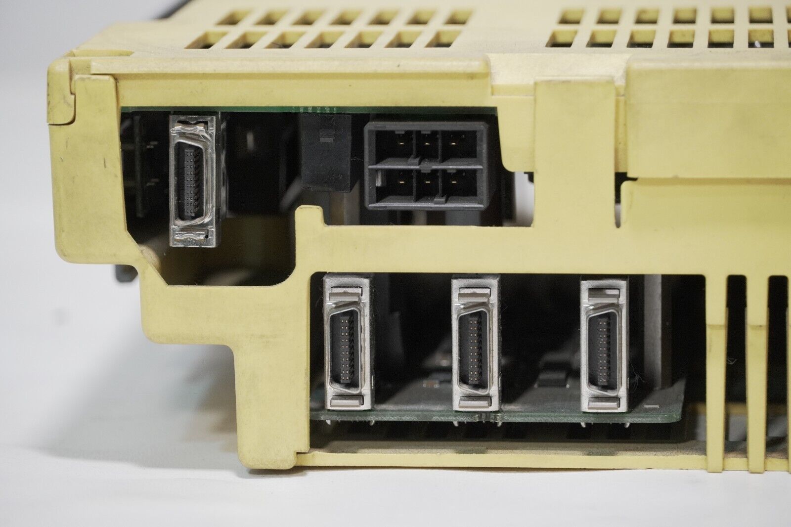 Fanuc A06B-6090-H004-R servo amplifier unit, rated input 200-230VAC, 12A, 230VAC