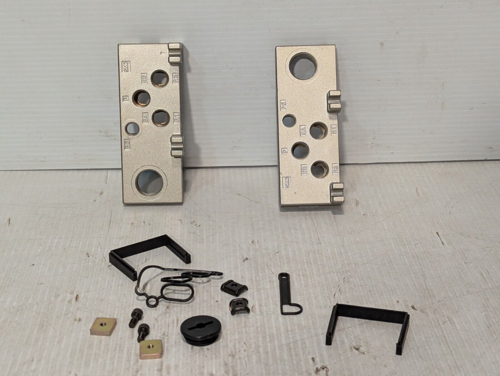 SMC ME202LR Manifold End Plate Assembly - Free Shipping