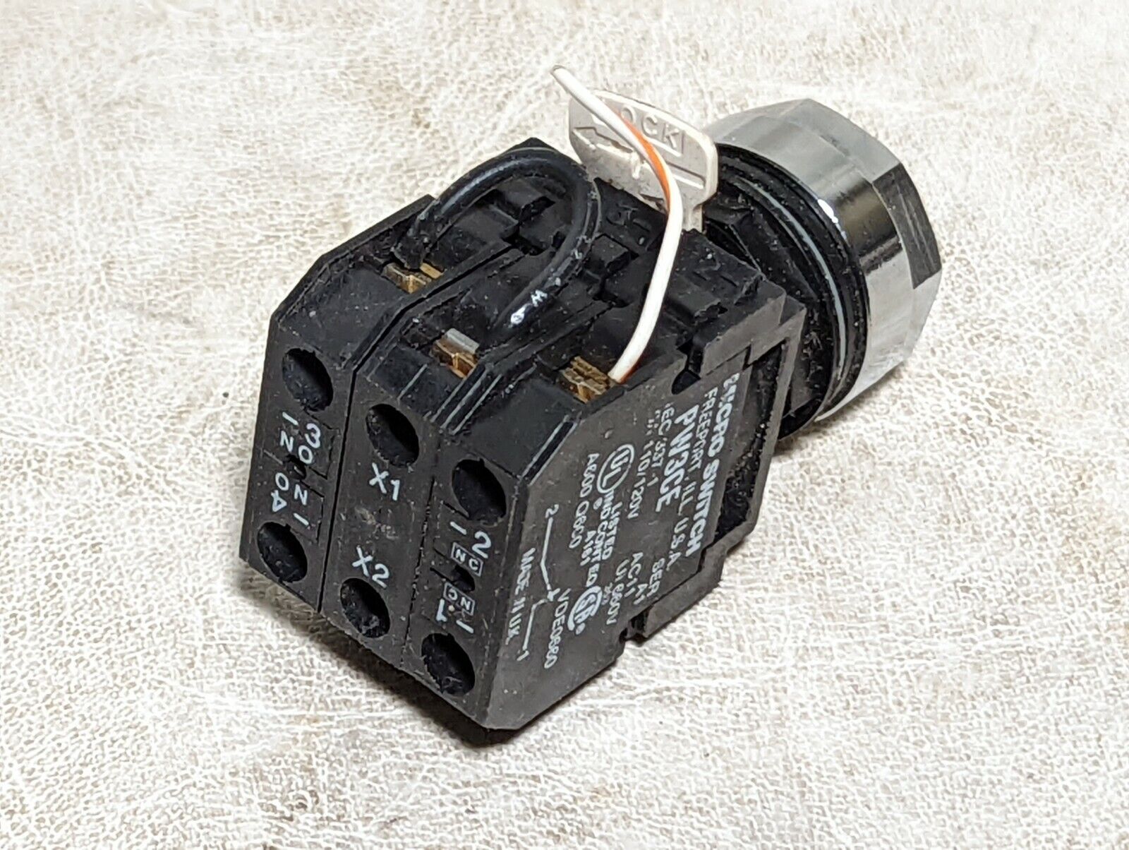 Micro Switch PW3CD contact block with gray pushbutton switch, 6A, 110/120V