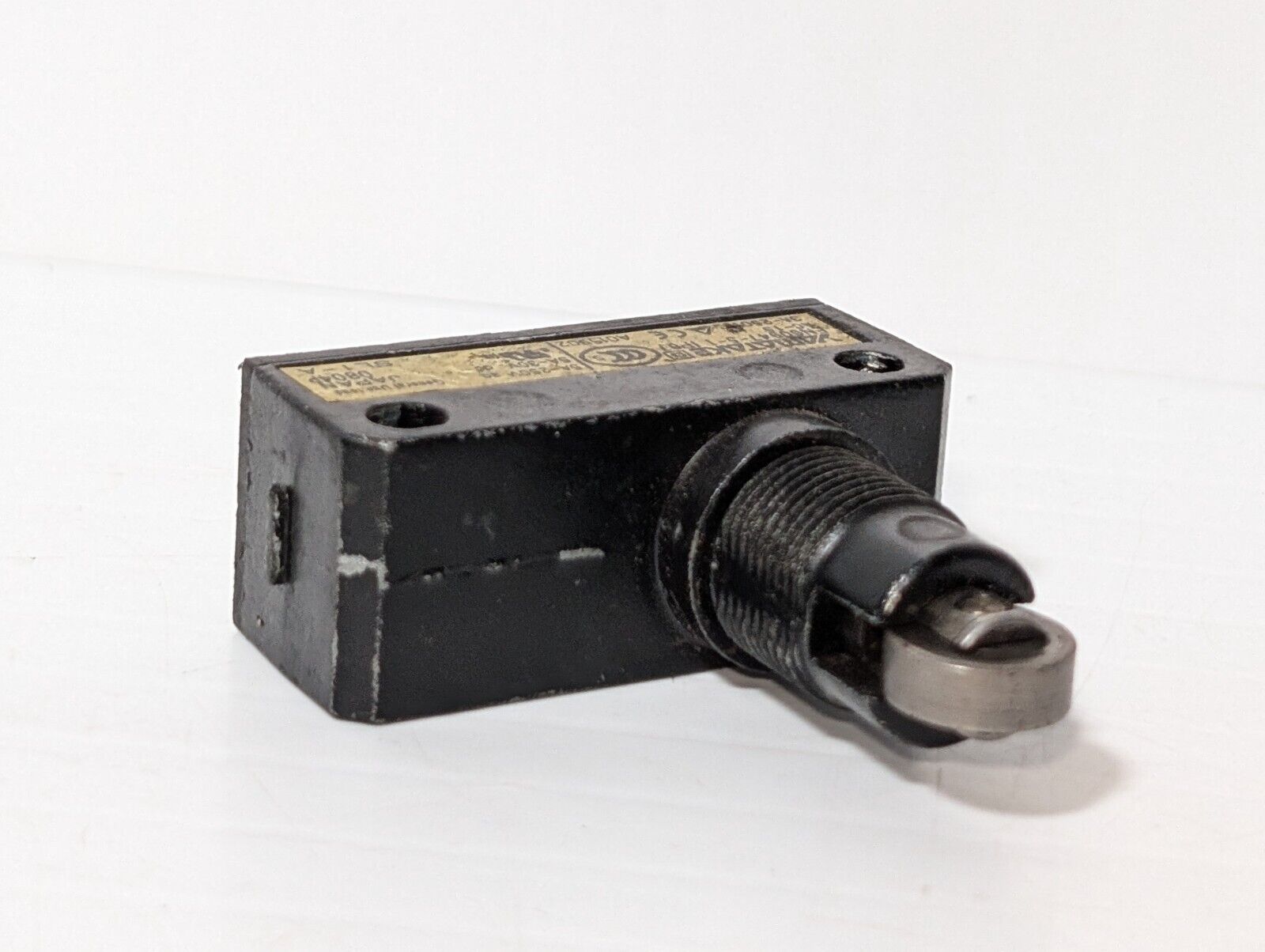 Yamatake SL1-A Limit Switch, Roller Plunger, SPDT, 5A, 250vac \ 30vdc