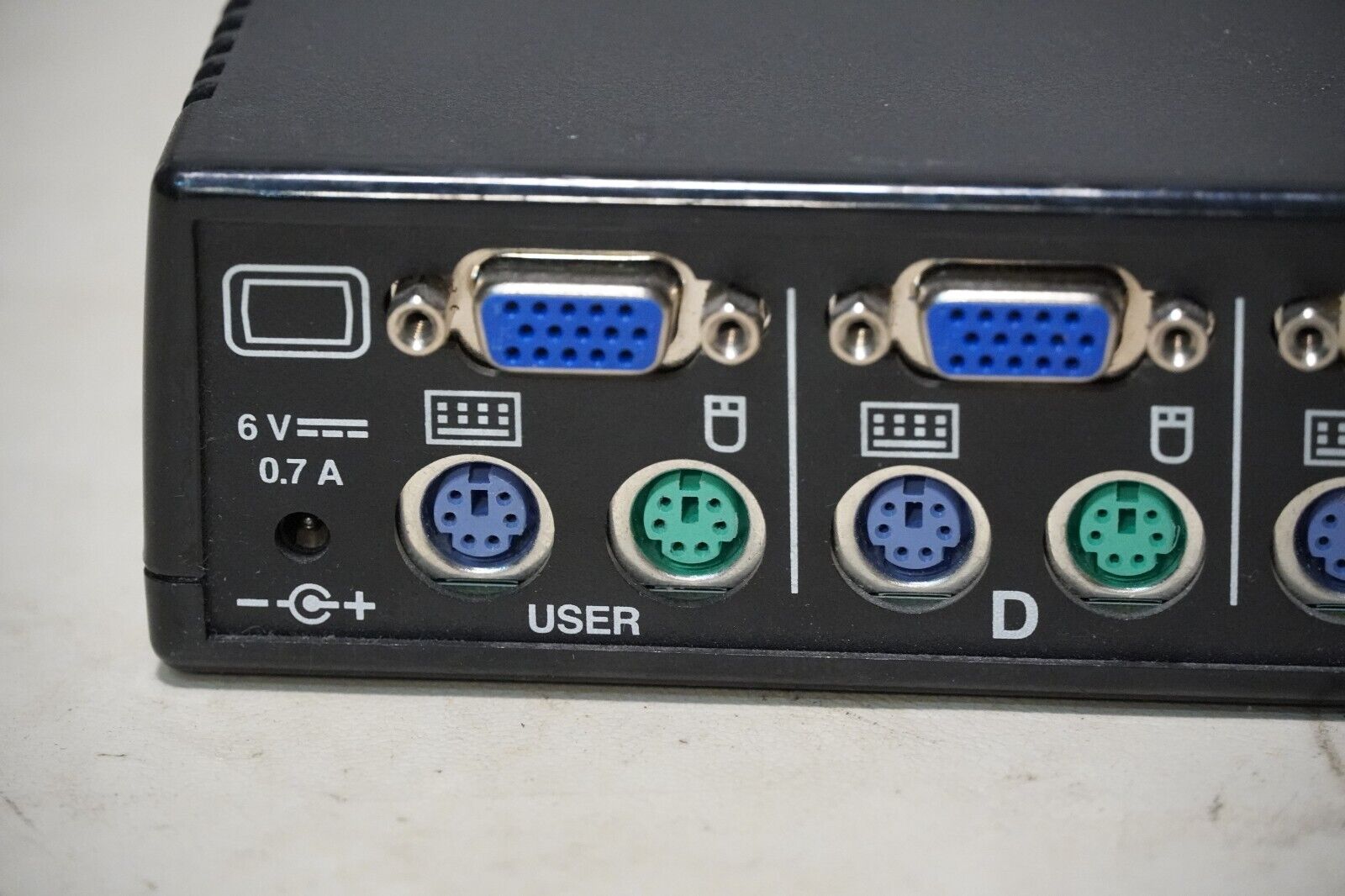 Avocent Switchview 520-195-507 4-Port KVM Switch Box PS/2 VGA, no power supply