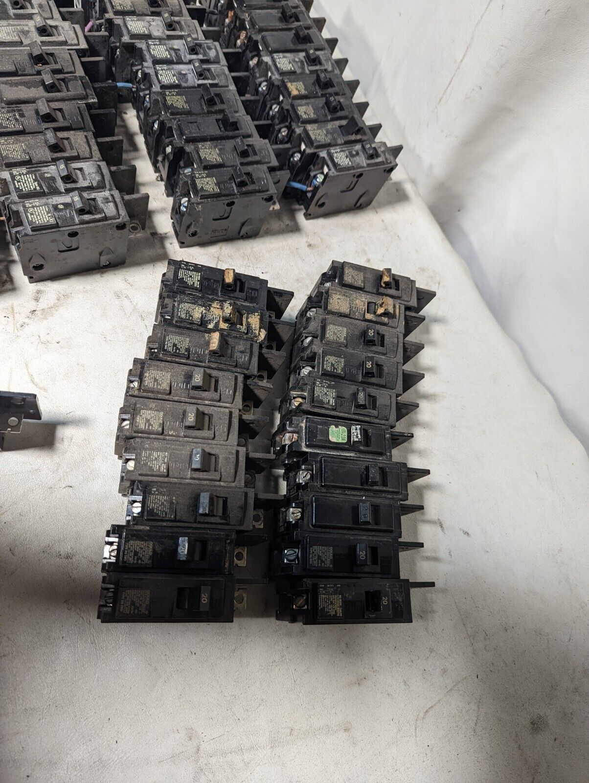 75+ Siemens/ITE/Gould BQ style circuit breakers, 56 x BQ1B015, 19 x BQ1B020, +