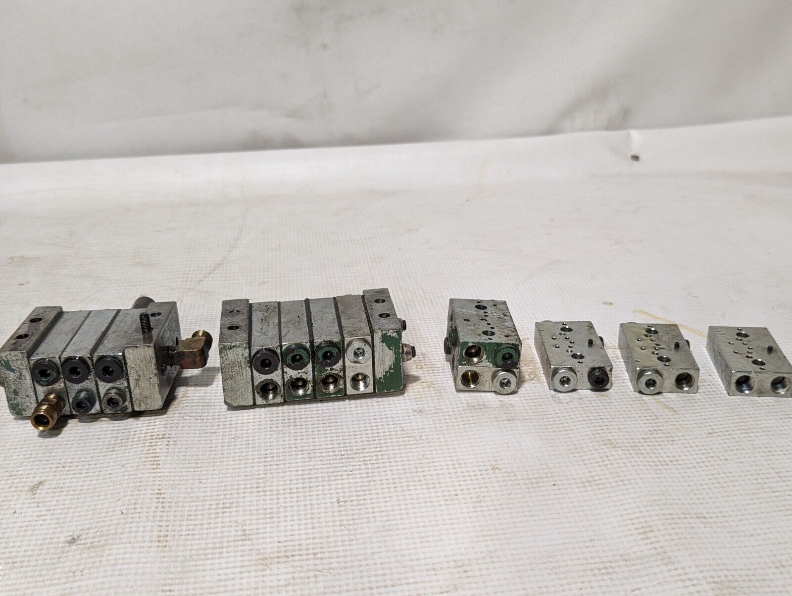 Lot of valve manifolds as pictured