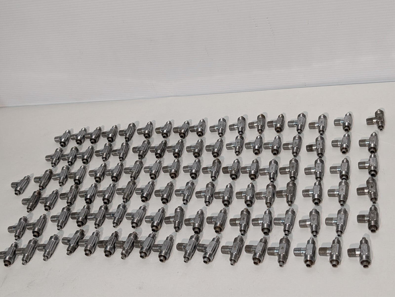 (5) Steel Tee Flared Hydraulic Tube Pipe Thread Fitting