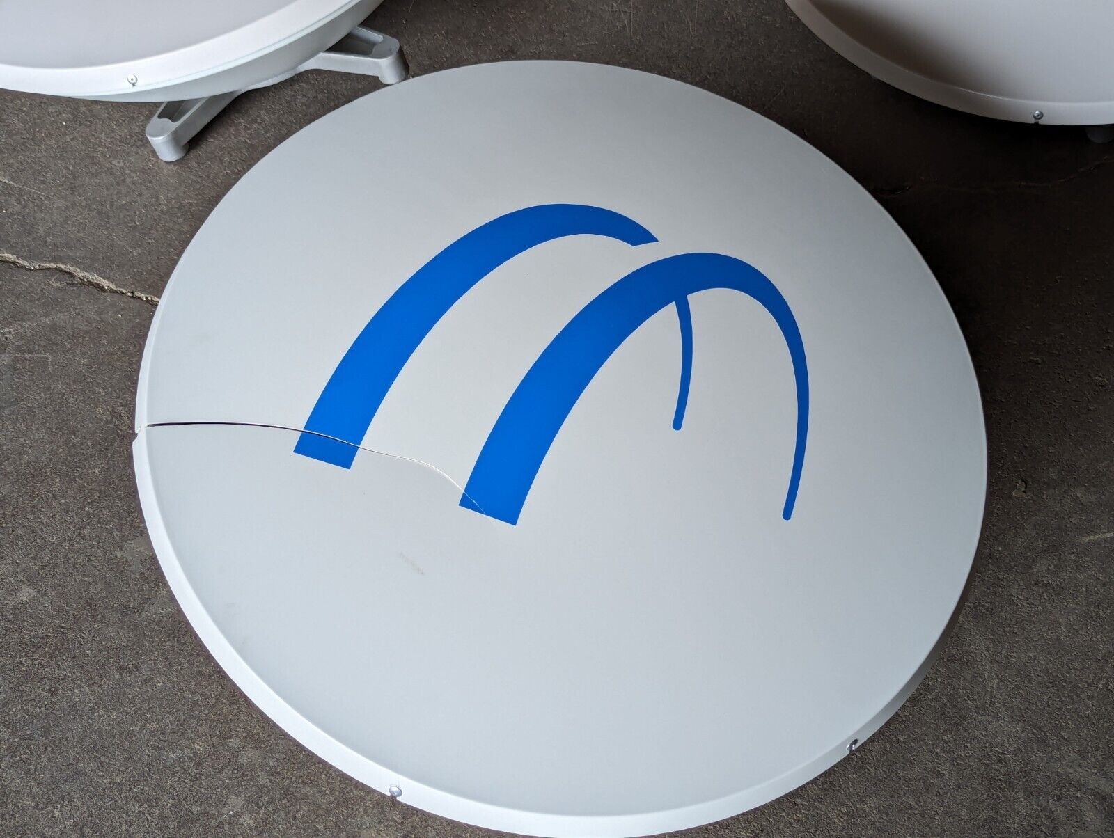 CRACKED Bridgewave 1047-80GHZ-2-ANT-ML 80GHz antenna 24" with mounting hardware