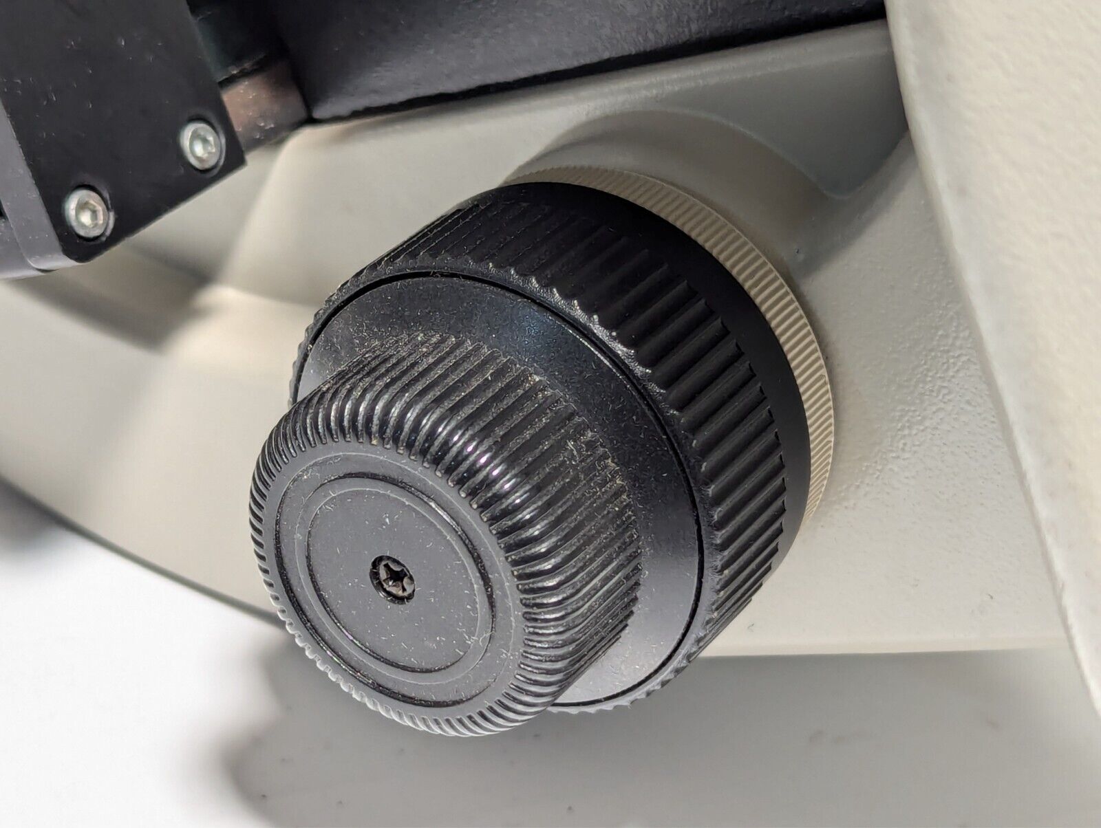 Accu-Scope 3015 Microscope With 4x, 10x, 40x And 100x Oil Objectives