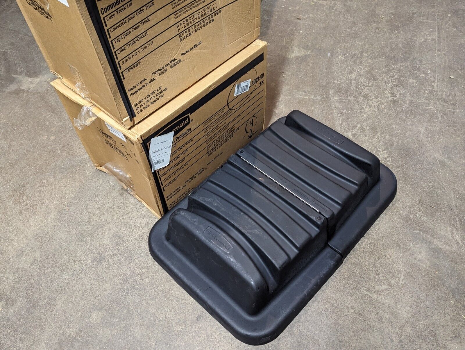 Rubbermaid cube truck lid, black, FG460900BLA