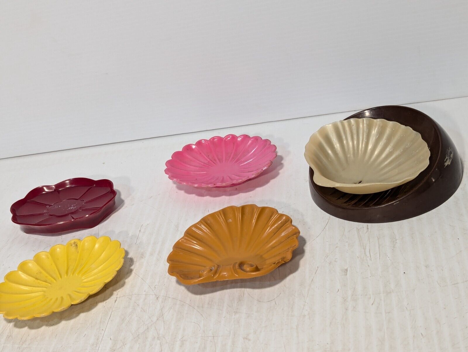 Plastic Sea Shell Serving Trays, 5 Sea Shell Trays, 1 Black Tray -Free Shipping