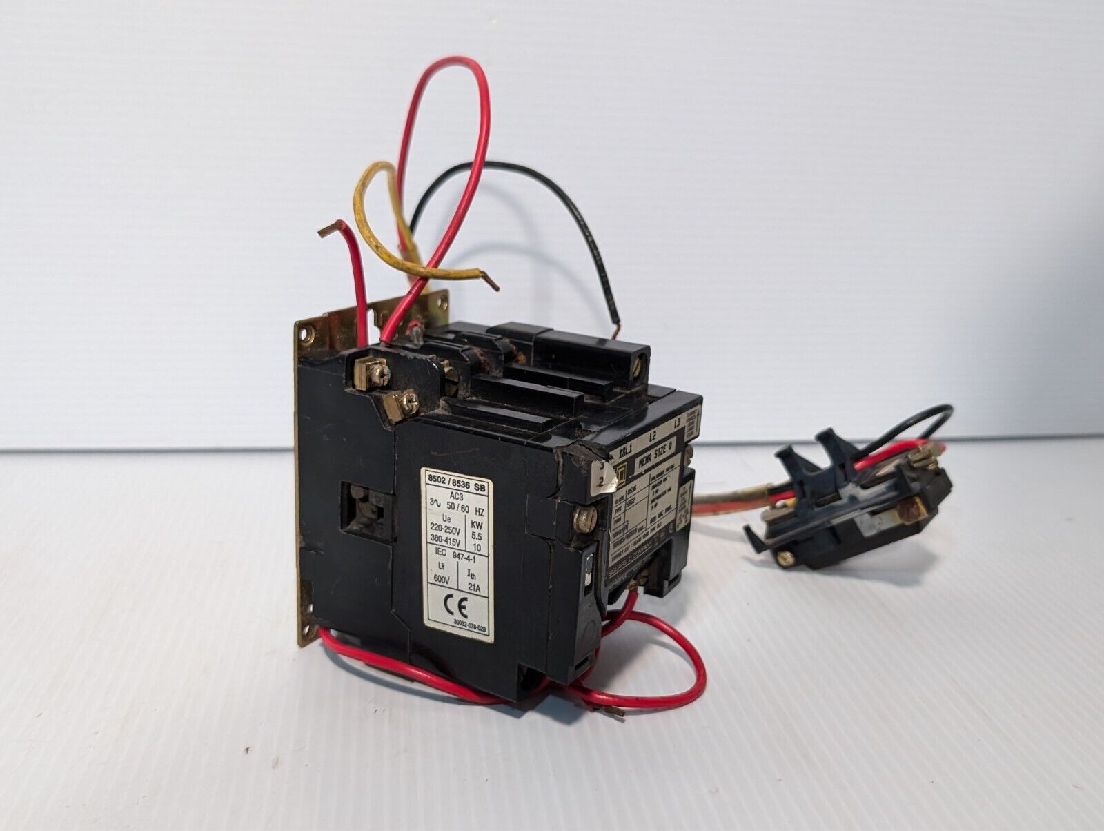 Square D 8536SBG2 motor starter, NEMA sz 0, 3HP, 220/240VAC coil