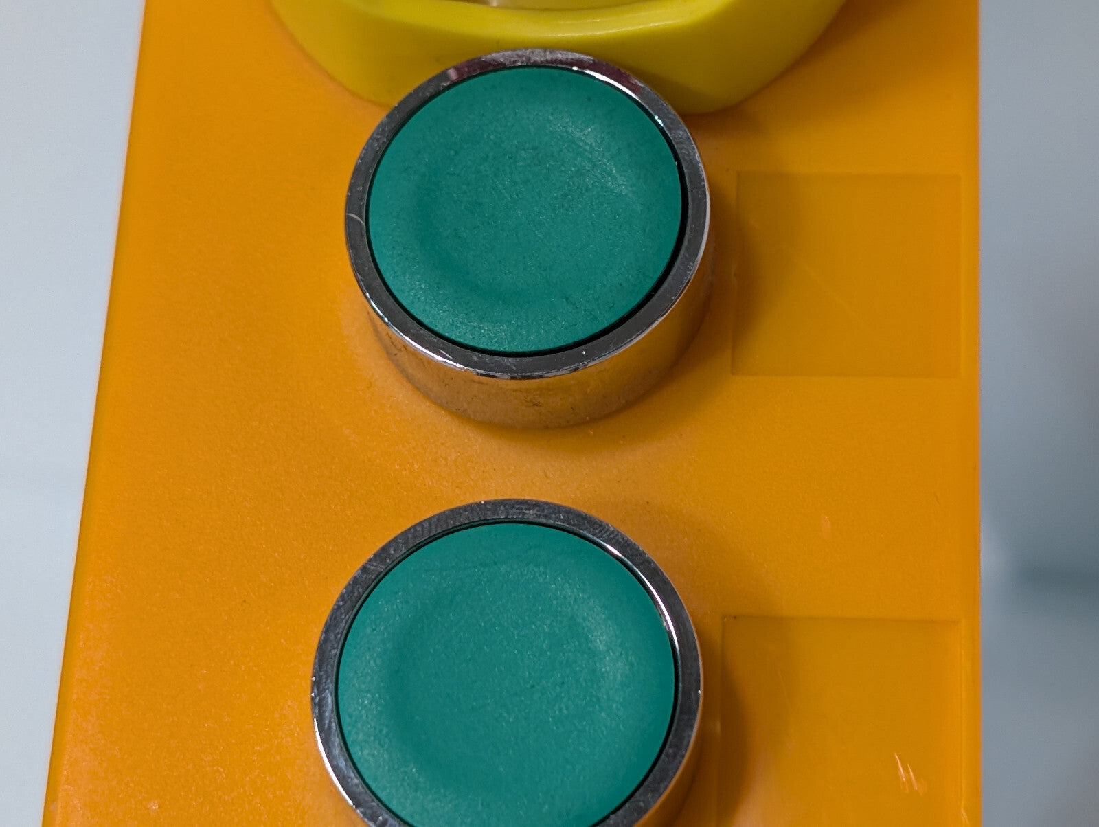 Yellow Industrial Push-Button Switch Control Box Emergency Stop Knob 3 Green