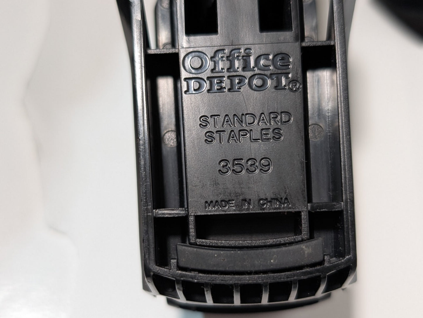 Staples Staplers Removers and Standard Staples, see photos