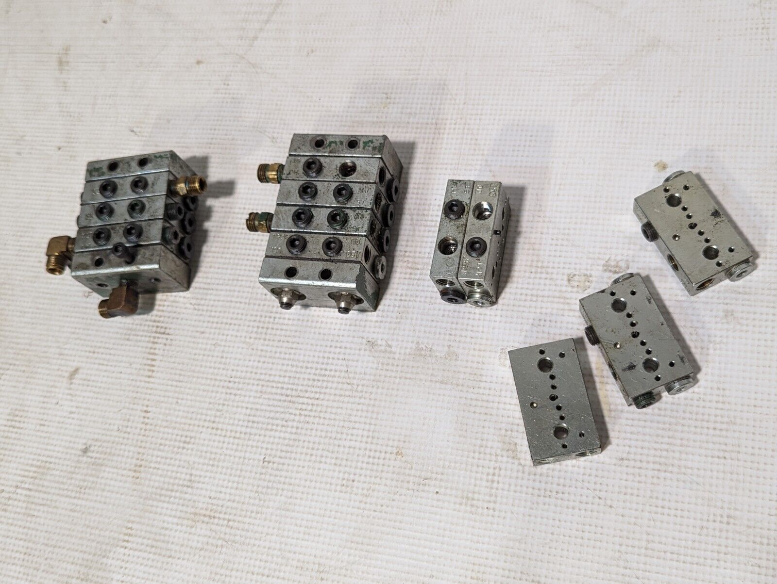 Lot of valve manifolds as pictured