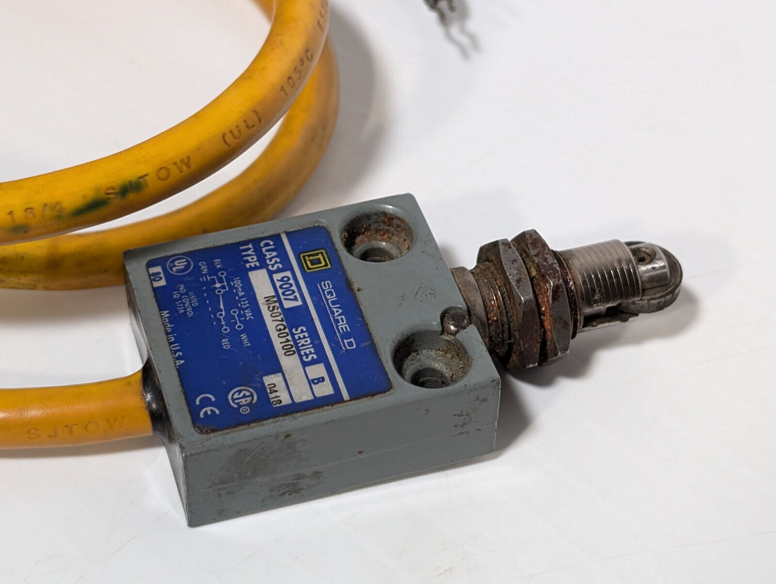 Square D MS07G0100 Class 9007, Ser B Limit Switch, Sensor, Plunger, Roller, SPDT
