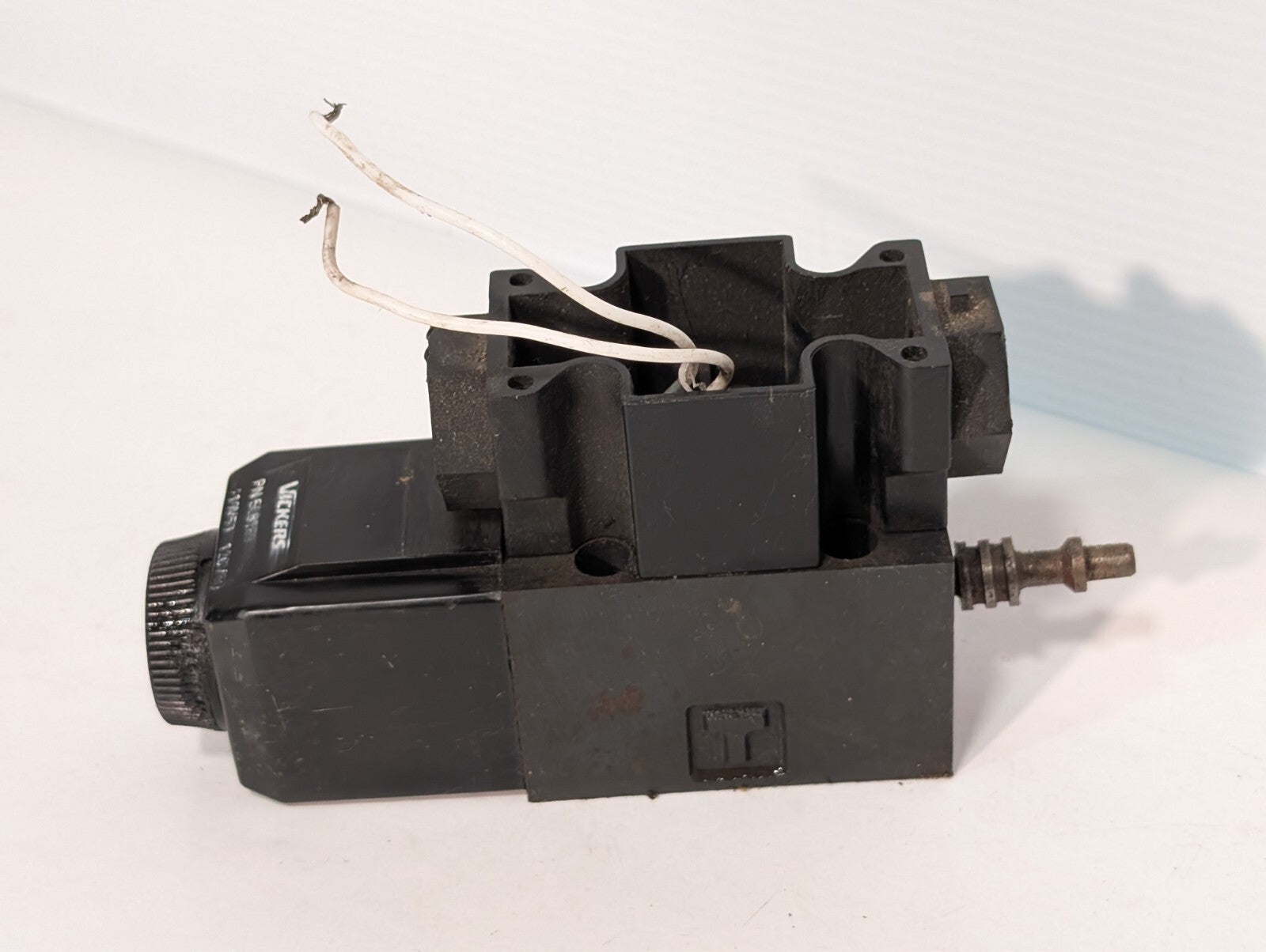 Vickers 508169 Solenoid Valve Coil on (Unidentifiable) APB Solenoid Valve