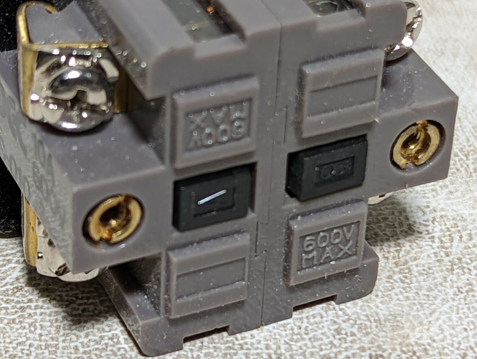 iDec BS-001, 10A, 600V contact block with black indicator switch