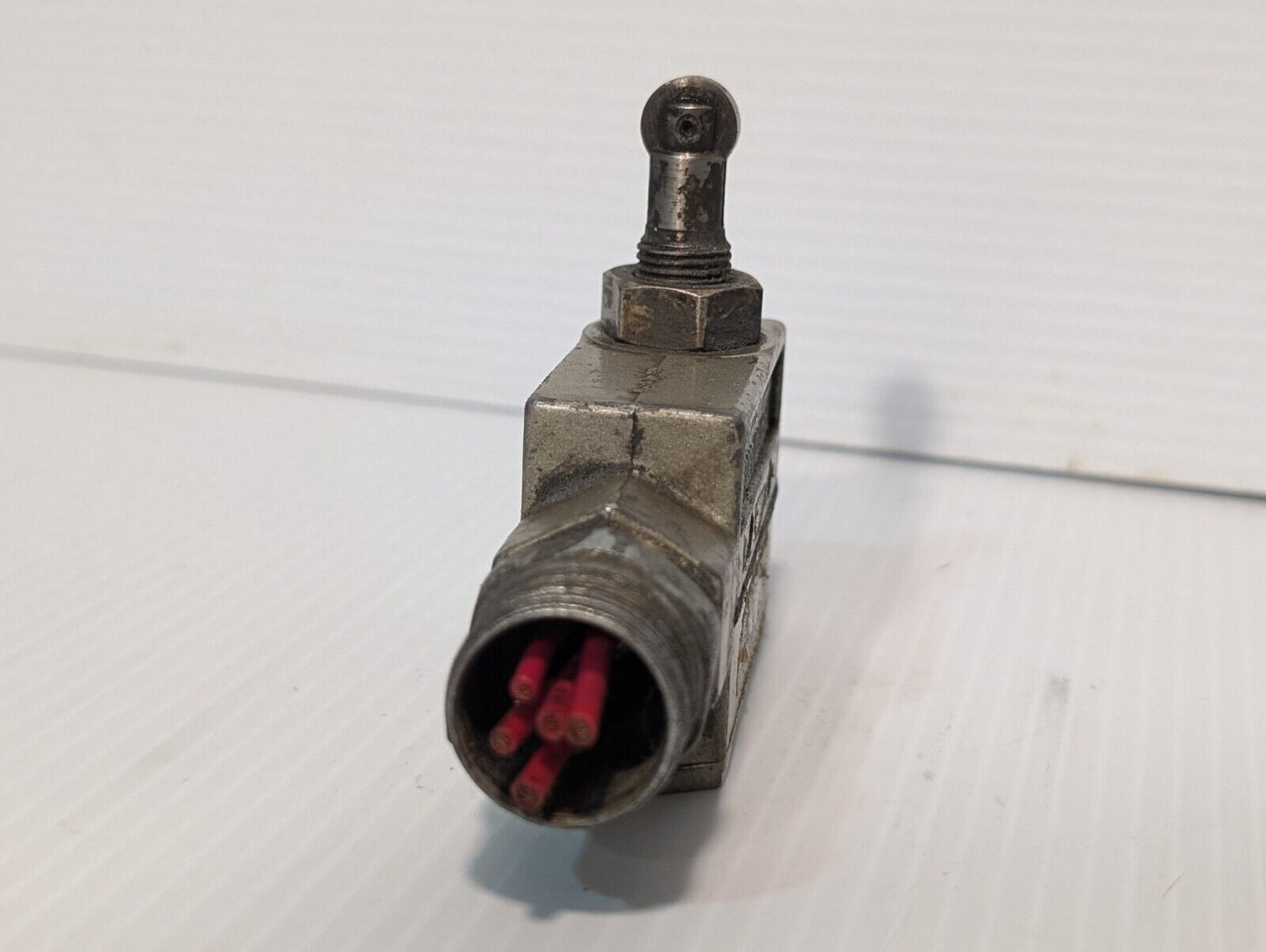Yamatake Honeywell DTE6-2RQ9 Micro Switch/Limit Switch