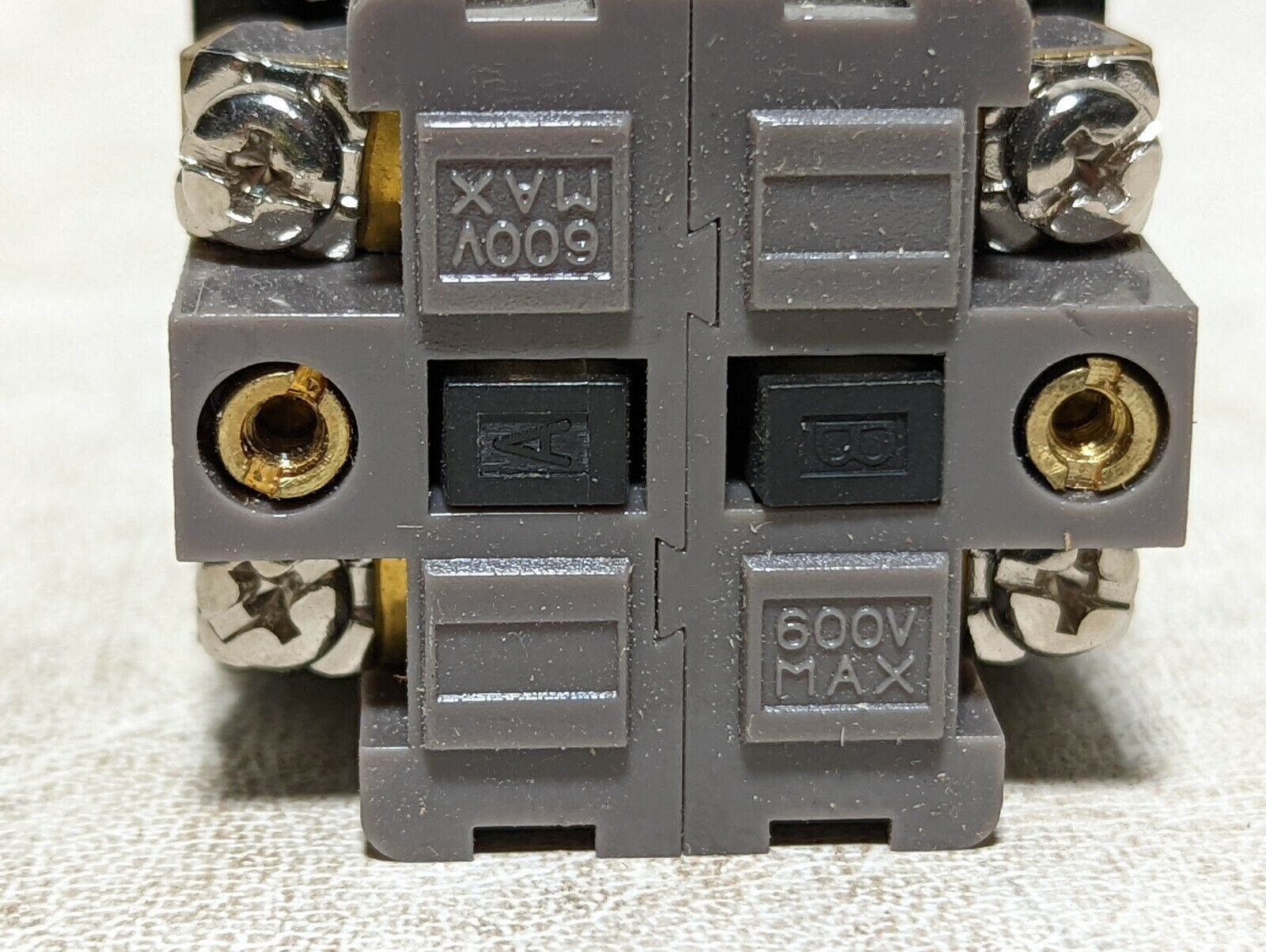 iDec BS-001, 10A, 600V contact block with black indicator switch