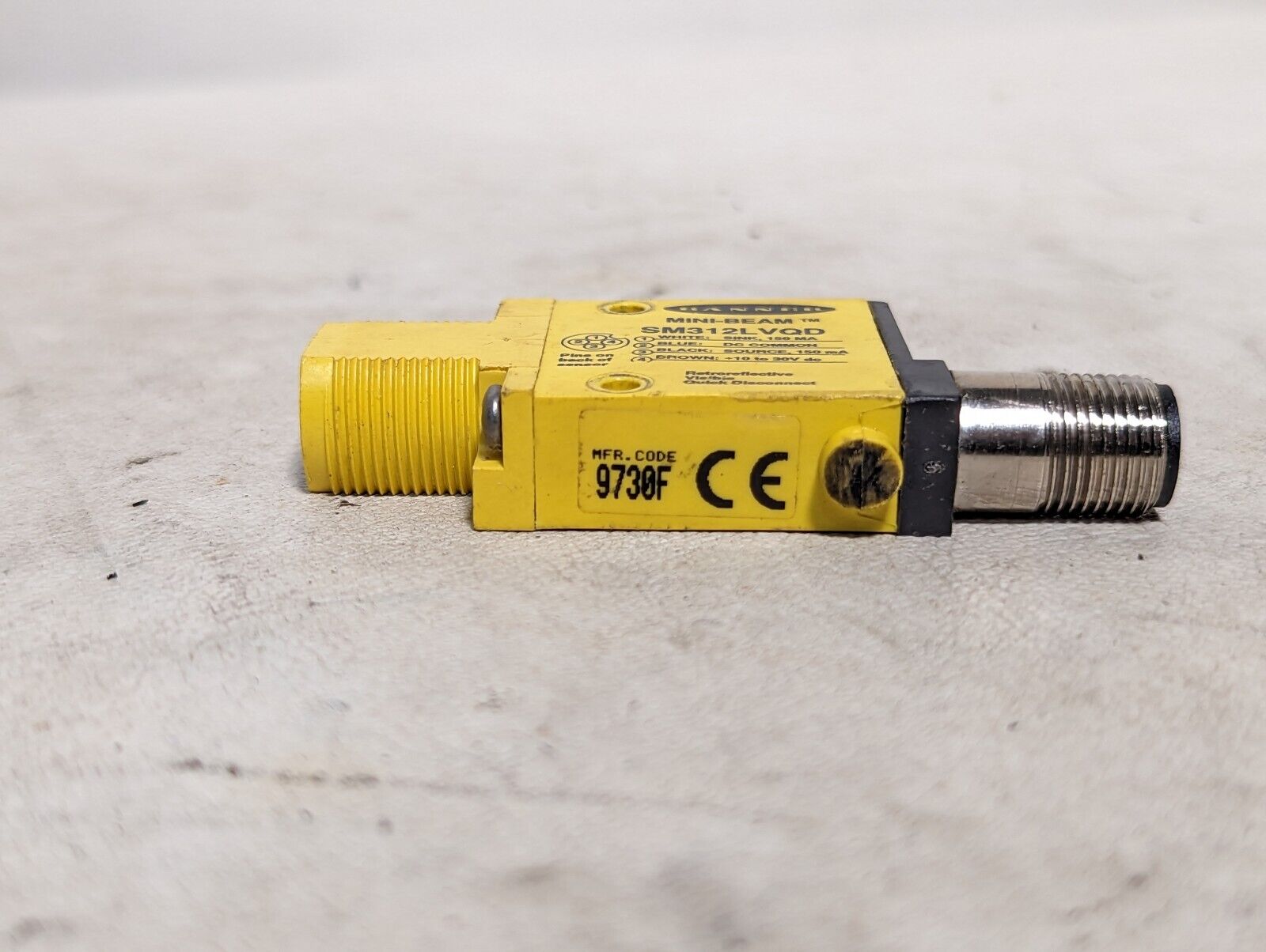 Banner SM312LVQD mini-beam photoelectric sensor, 10-30VDC, 5m max sensing distan