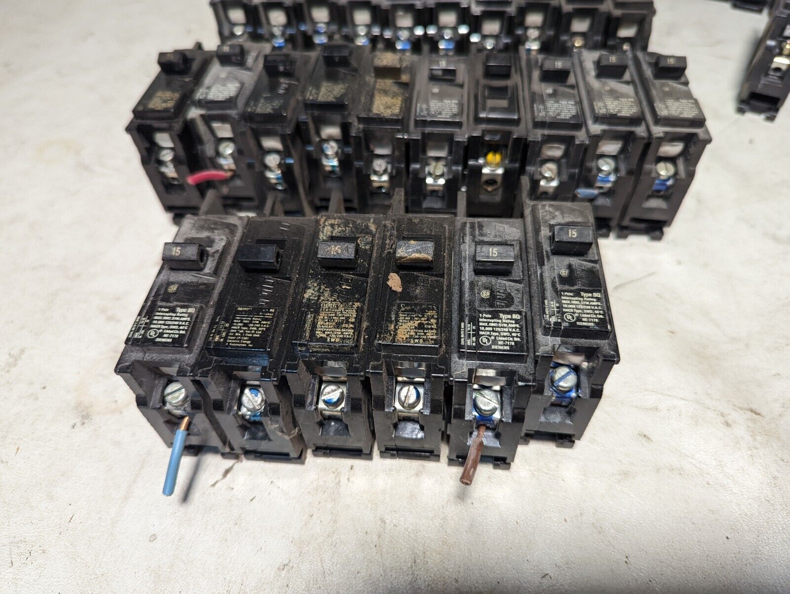 75+ Siemens/ITE/Gould BQ style circuit breakers, 56 x BQ1B015, 19 x BQ1B020, +
