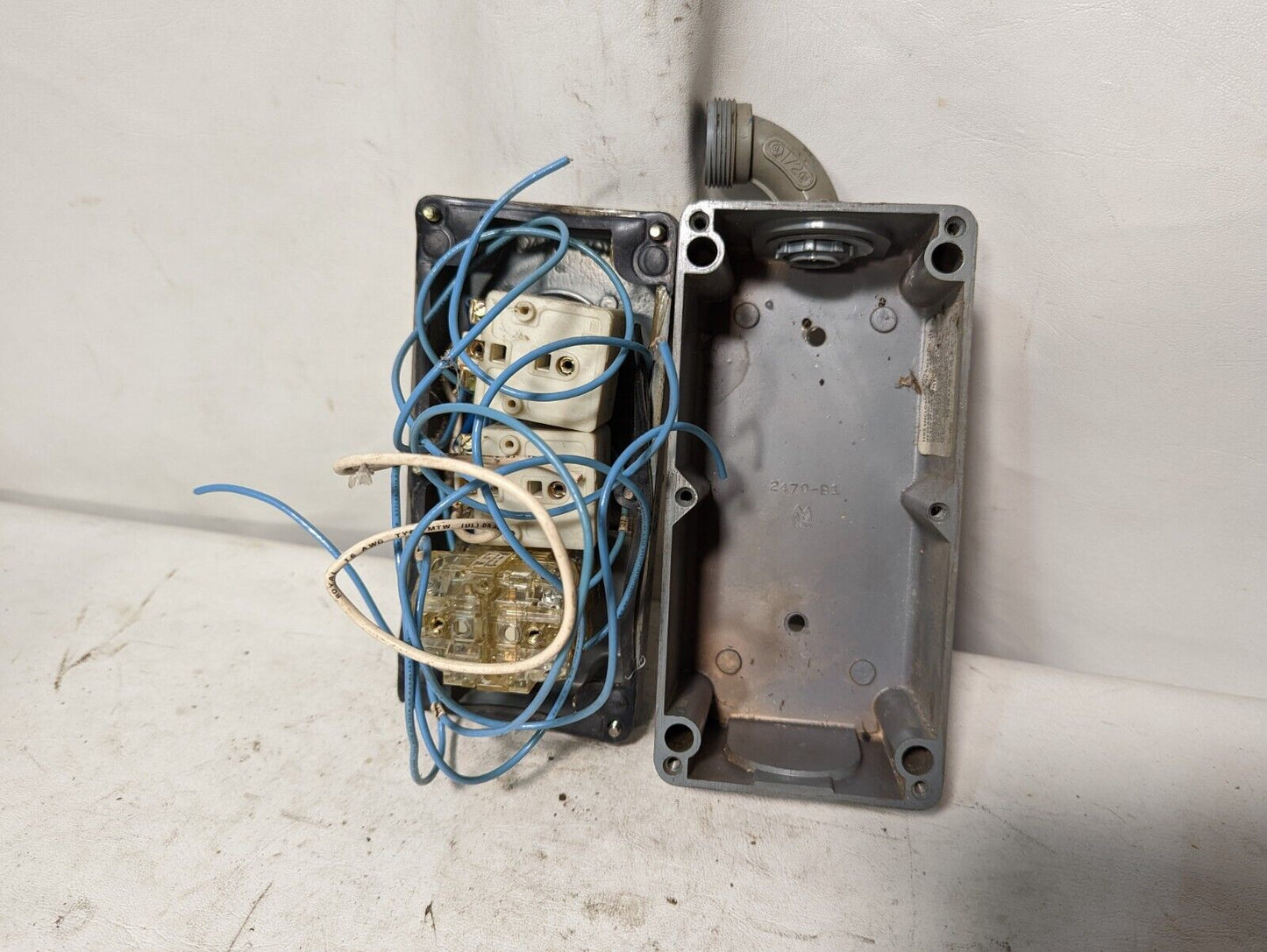 Square D 9001KY3 control station, 3 pushbutton enclosure, with 2 indicator light