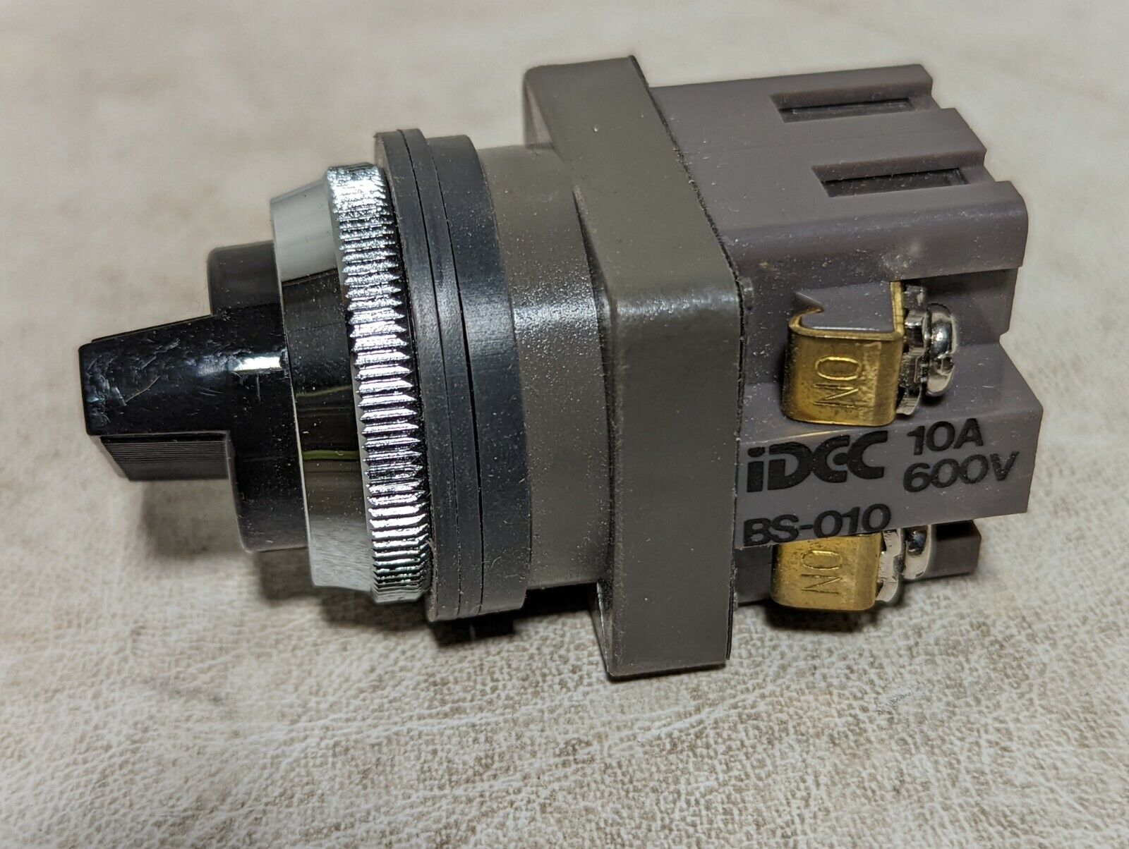 iDec BS-001, 10A, 600V contact block with black indicator switch