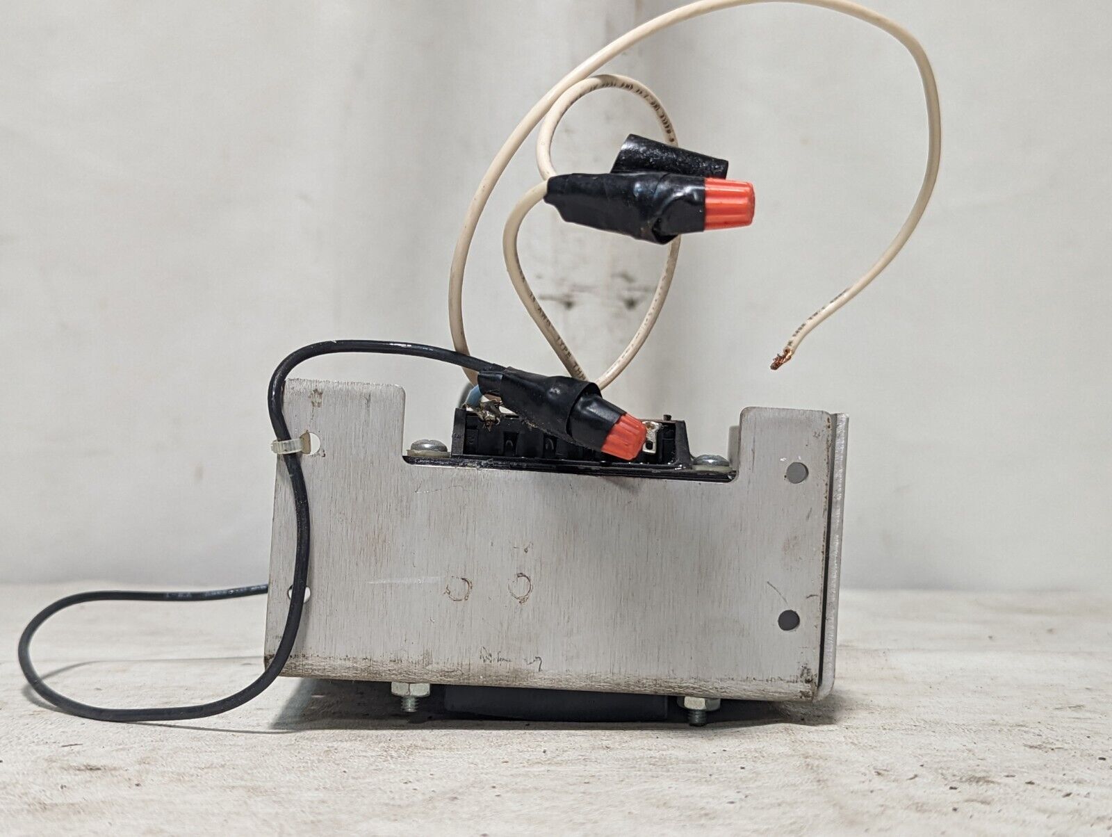 International Power IHC24-2.4 Power Supply AC 100-240 In, Output 24VDC, 2.4A