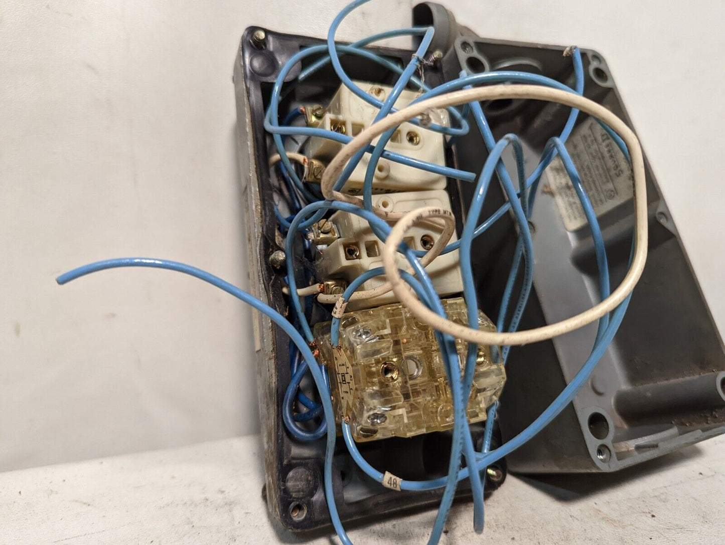 Square D 9001KY3 control station, 3 pushbutton enclosure, with 2 indicator light