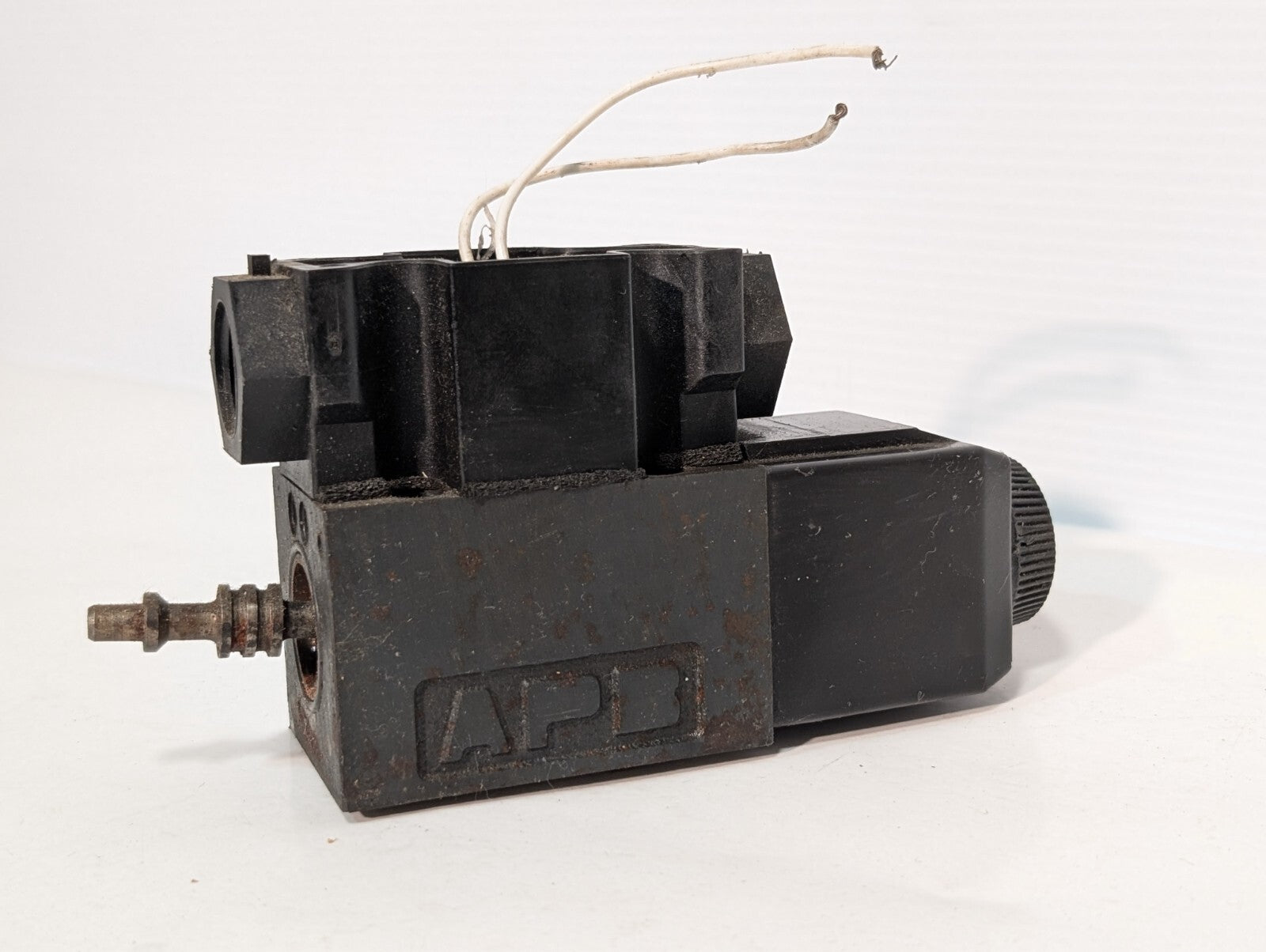 Vickers 508169 Solenoid Valve Coil on (Unidentifiable) APB Solenoid Valve