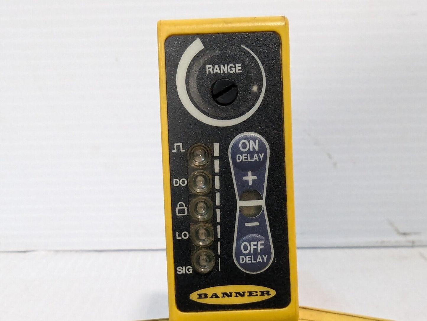 Banner Q60BB6AFV1000Q Photoelectric Proximity Sensor, 10-30VDC, 1000mm Sensing