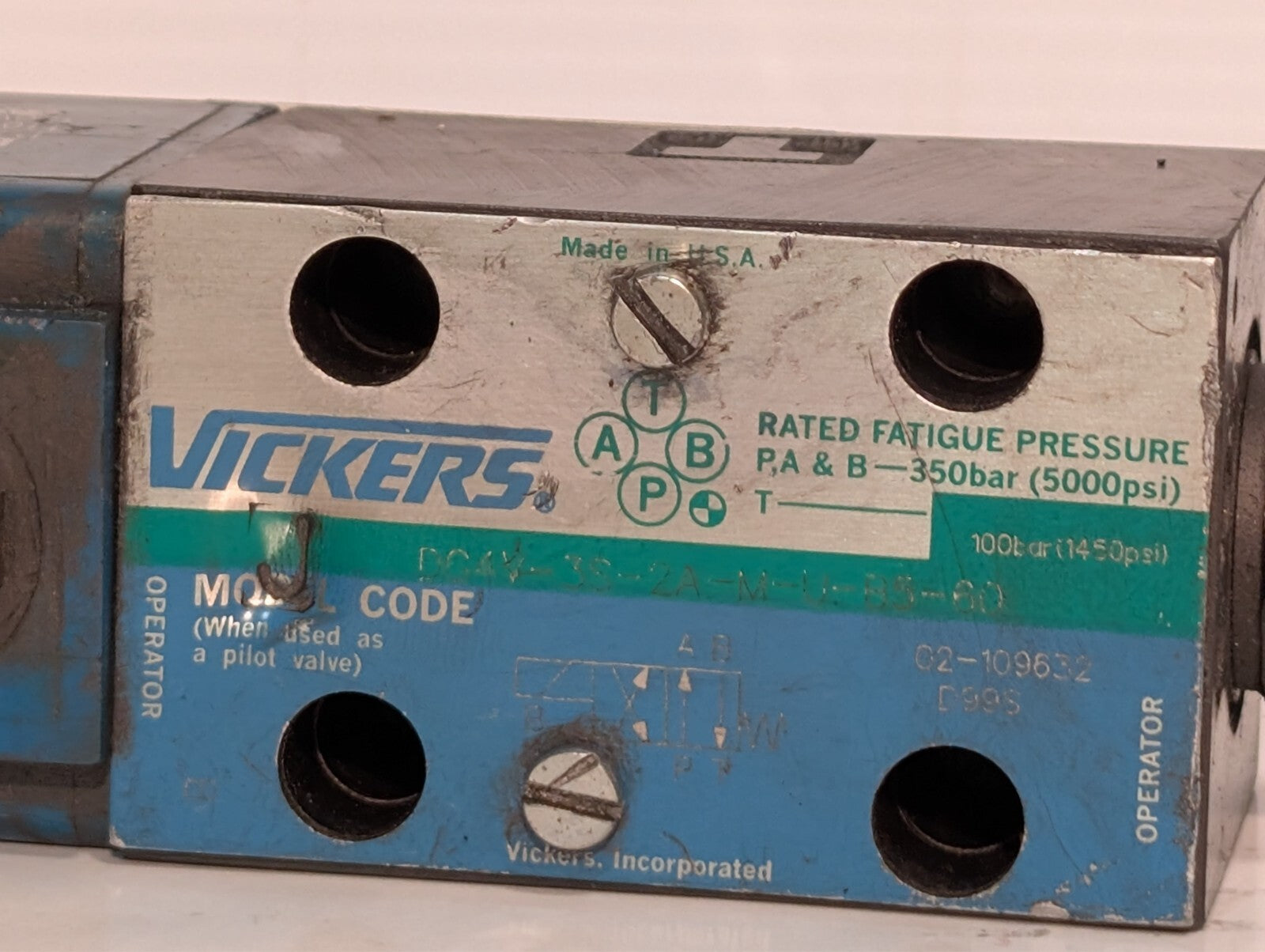 Vickers DG4V-3S-2A-M-U-B5-60 Solenoid Directional Control Valve 02-109632 ONLY