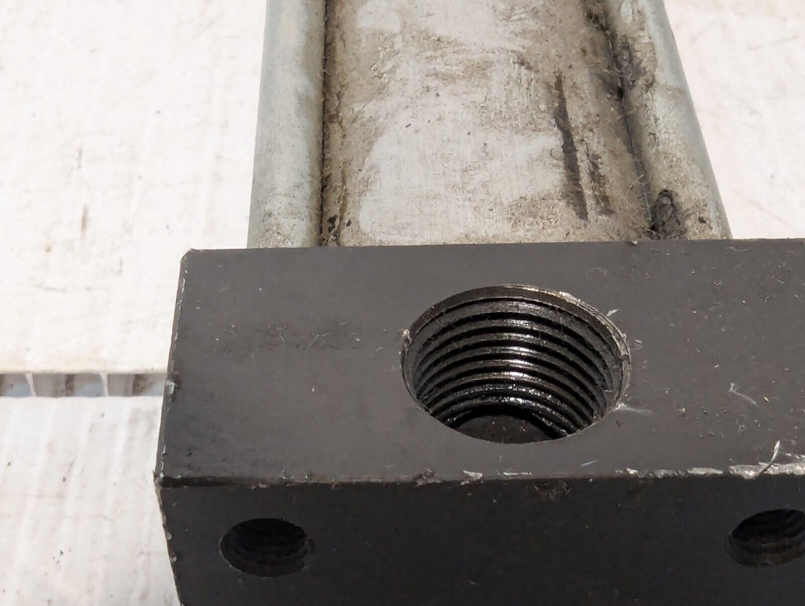 Unidentified 9" Hydraulic Cylinder+Returns